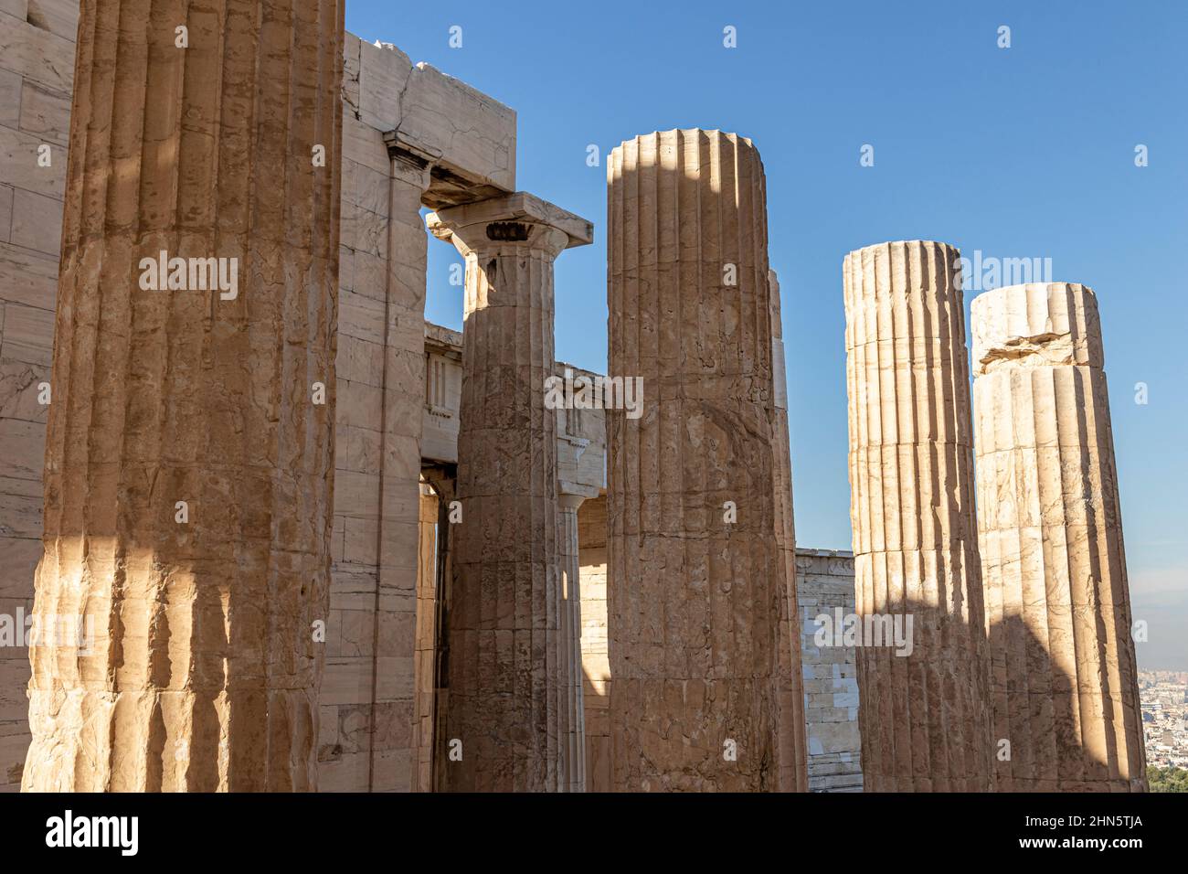 Atene, Grecia. La Propylea, la porta monumentale per l'Acropoli di Atene, commissionata dal leader ateniese Pericle Foto Stock