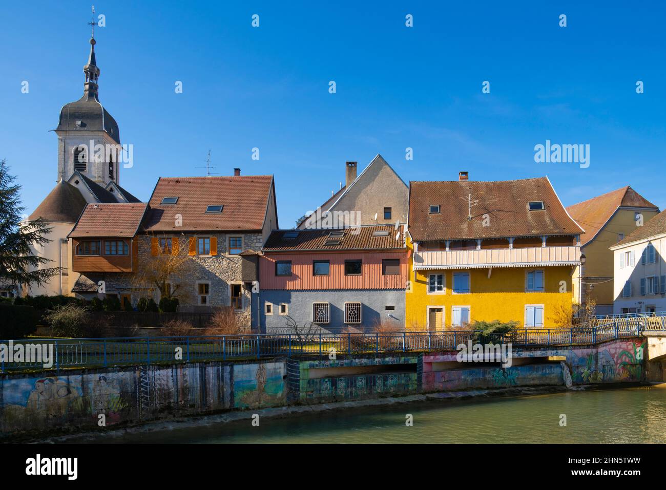Vista panoramica della città vecchia di delle e del fiume Allaine, Bourgogne-Franche-Comté, Francia. Foto Stock