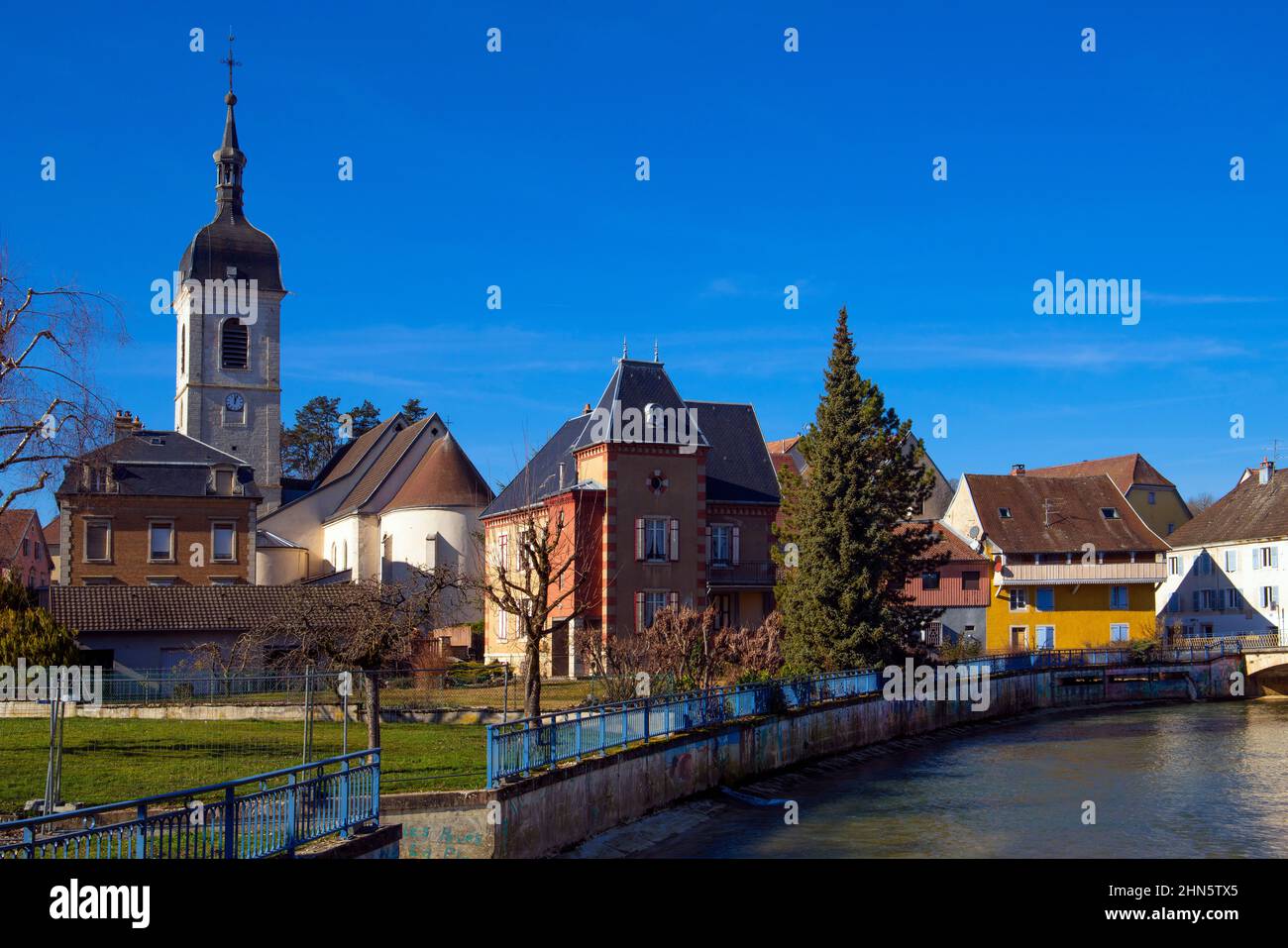 Vista panoramica della città vecchia di delle e del fiume Allaine, Bourgogne-Franche-Comté, Francia. Foto Stock