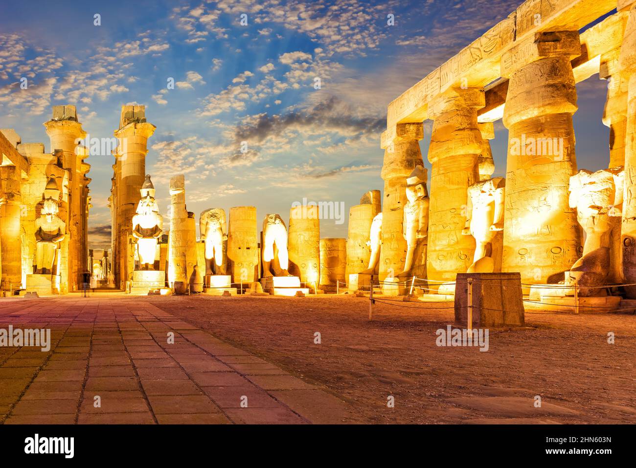 Prima rovine di pilone al tramonto, tempio di Luxor, Egitto Foto Stock