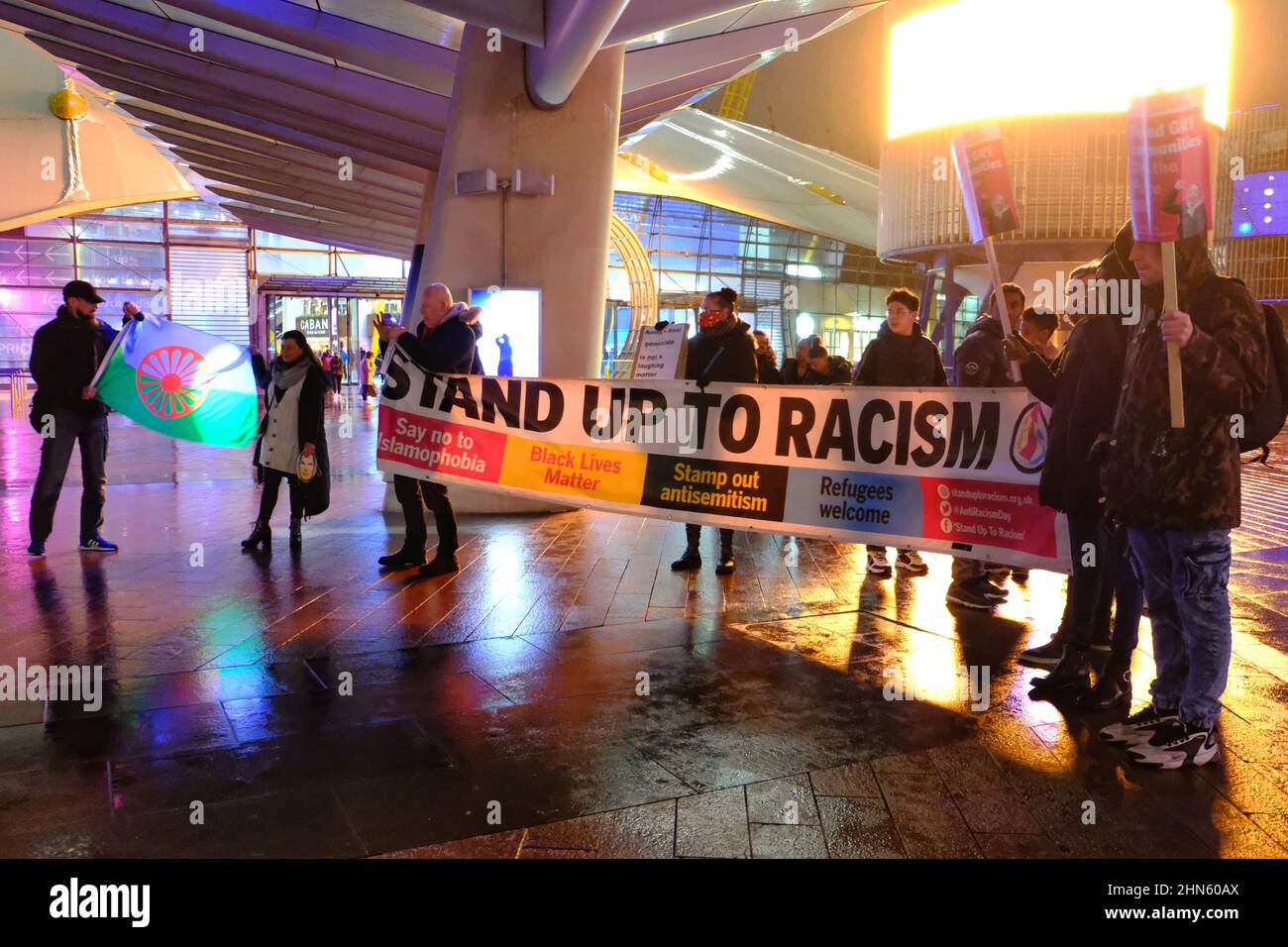 London, UK, 13th Feb, 2022. I membri della comunità ROM si sono Uniti da attivisti anti-razzismo riuniti davanti al concerto di Jimmy Carr nella sede Indigo del 02. Il comico ha scatenato un'indignazione dopo che un Netflix stand-up speciale è stato rilasciato sul servizio di streaming contenente una clip in cui fa una battuta circa migliaia di zingari che sono stati assassinati come un lato 'positivo' dell'olocausto. Credit: Undicesima ora Fotografia/Alamy Live News Foto Stock