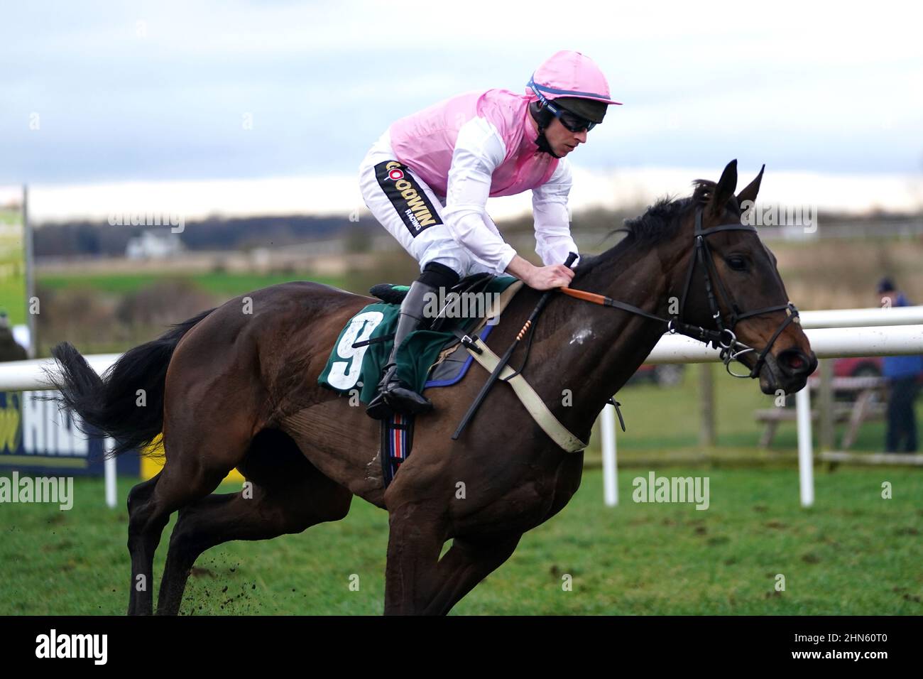 Si indossa ben indosso dal jockey Gavin Sheehan vince la corsa ancora 1st marzo Open NH Flat Race al Catterick Bridge Racecourse. Data foto: Lunedì 14 febbraio 2022. Foto Stock