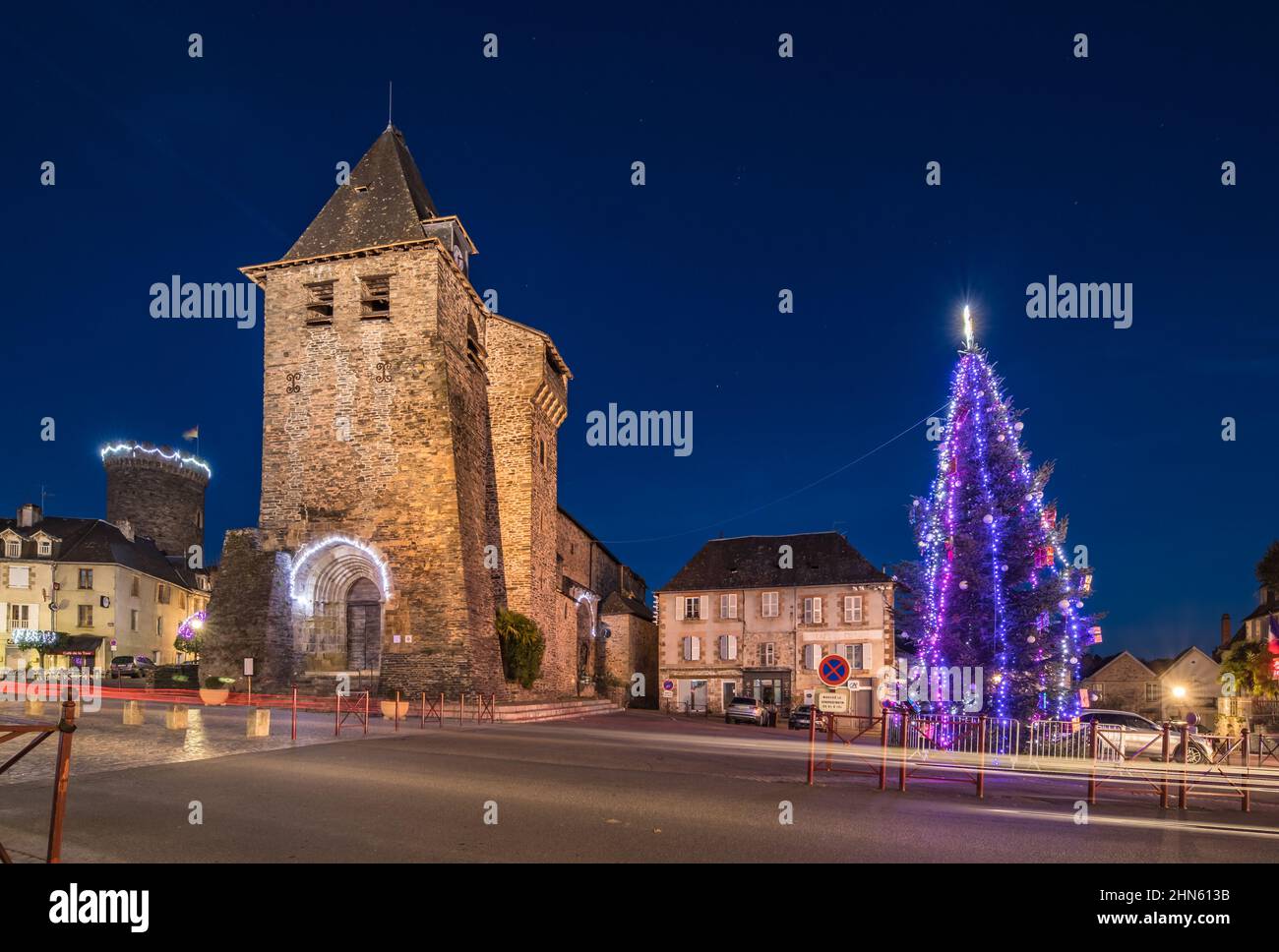Allassac (Corrèze, Limousin, Francia) - Vue hivernale panoramique du village illuminé au coucher du soleil - Natale e luci della città Foto Stock