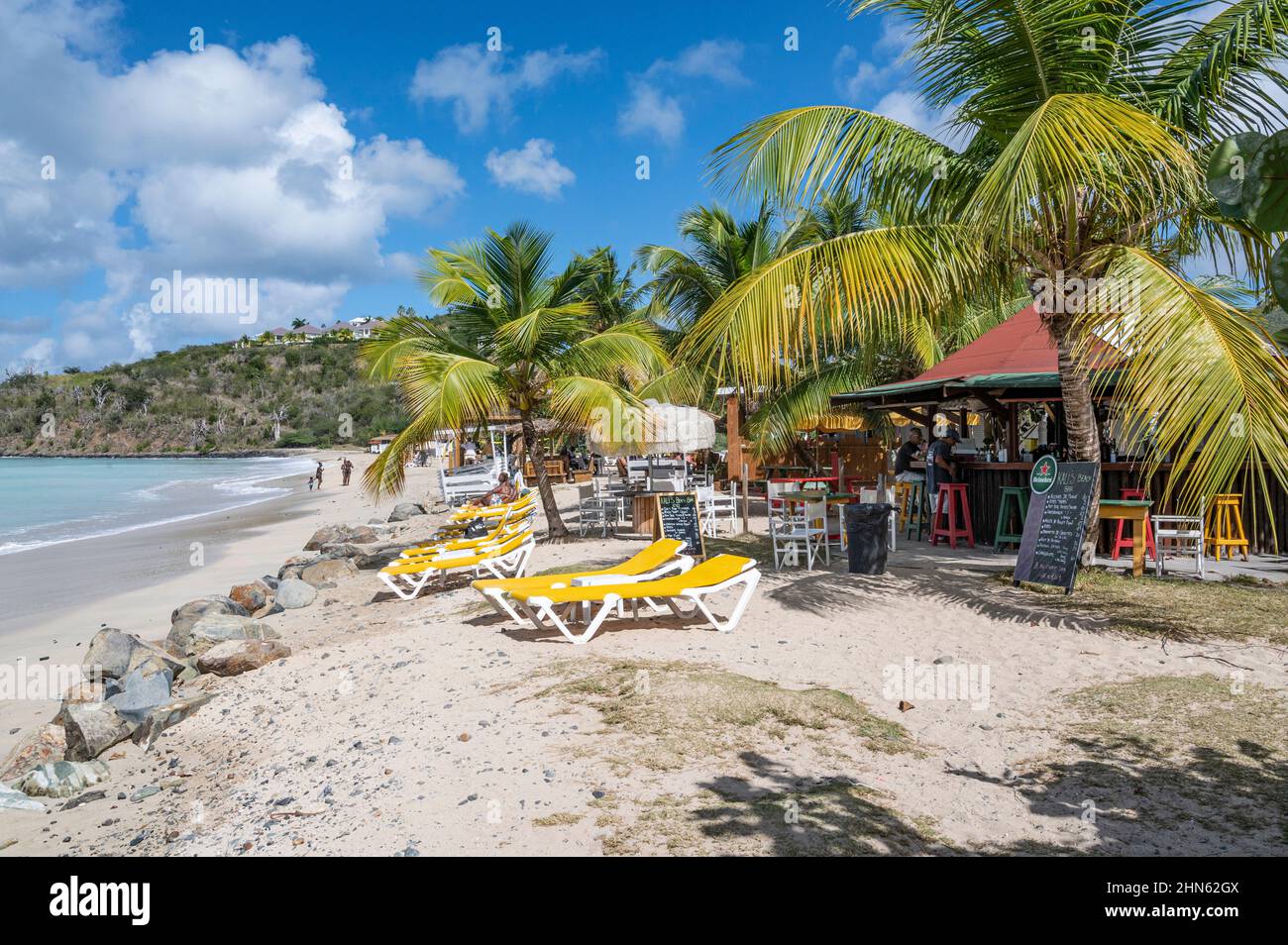 La baia e la spiaggia di Friar's Beach sull'isola caraibica di Saint-Martin / Sint Maarten Foto Stock