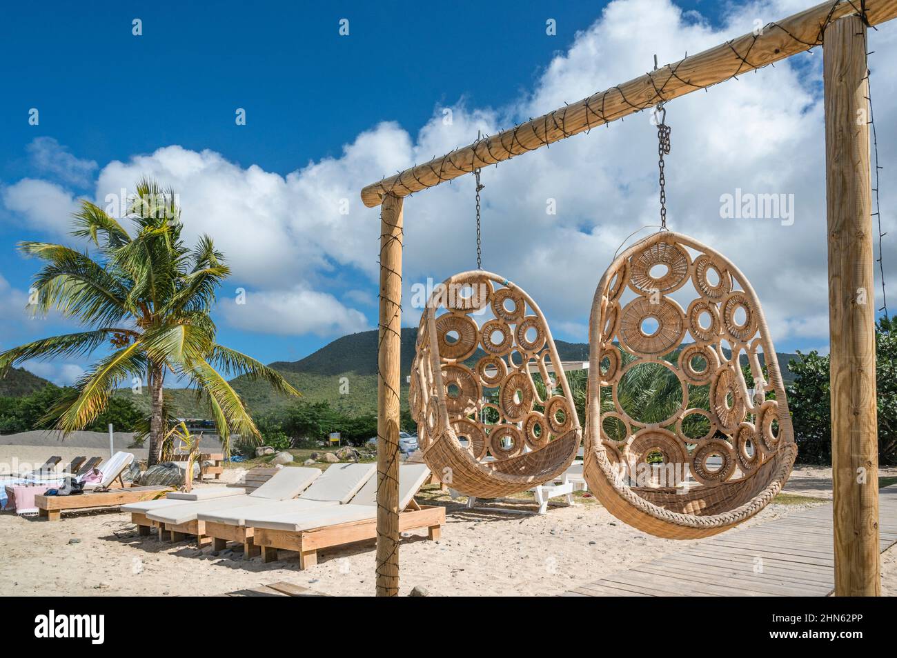 La spiaggia di Friar con i suoi Beach club e lettini sull'isola caraibica di Saint-Martin / Sint Maarten Foto Stock