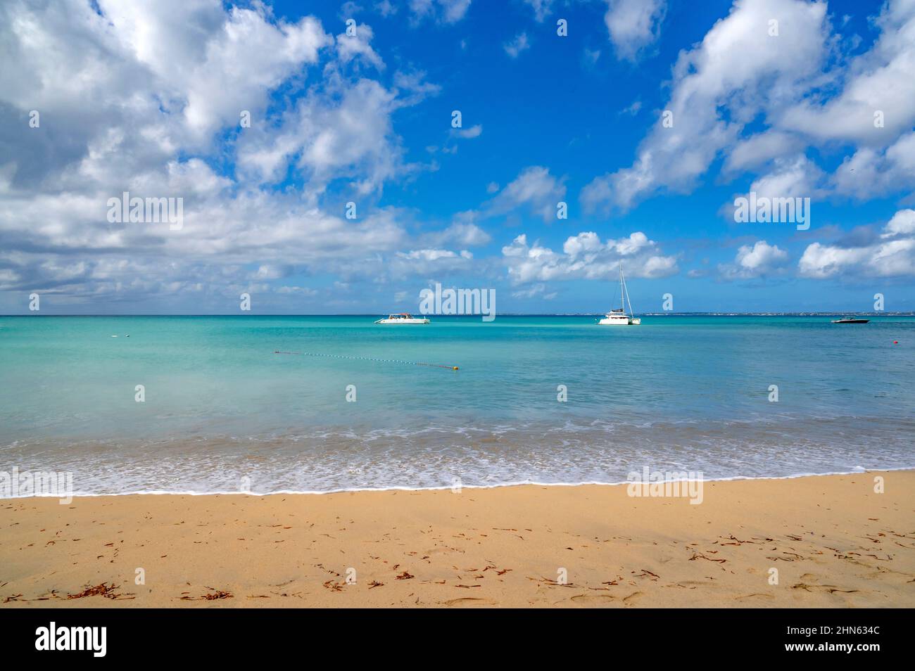 Spiaggia di Friar's Bay sull'isola caraibica di Saint-Martin/Sint Maarten Foto Stock