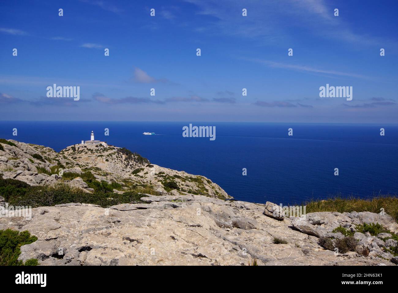 Traghetto dietro far de Formentor, faro a Cap de Formentor, Maiorca, Spagna Foto Stock