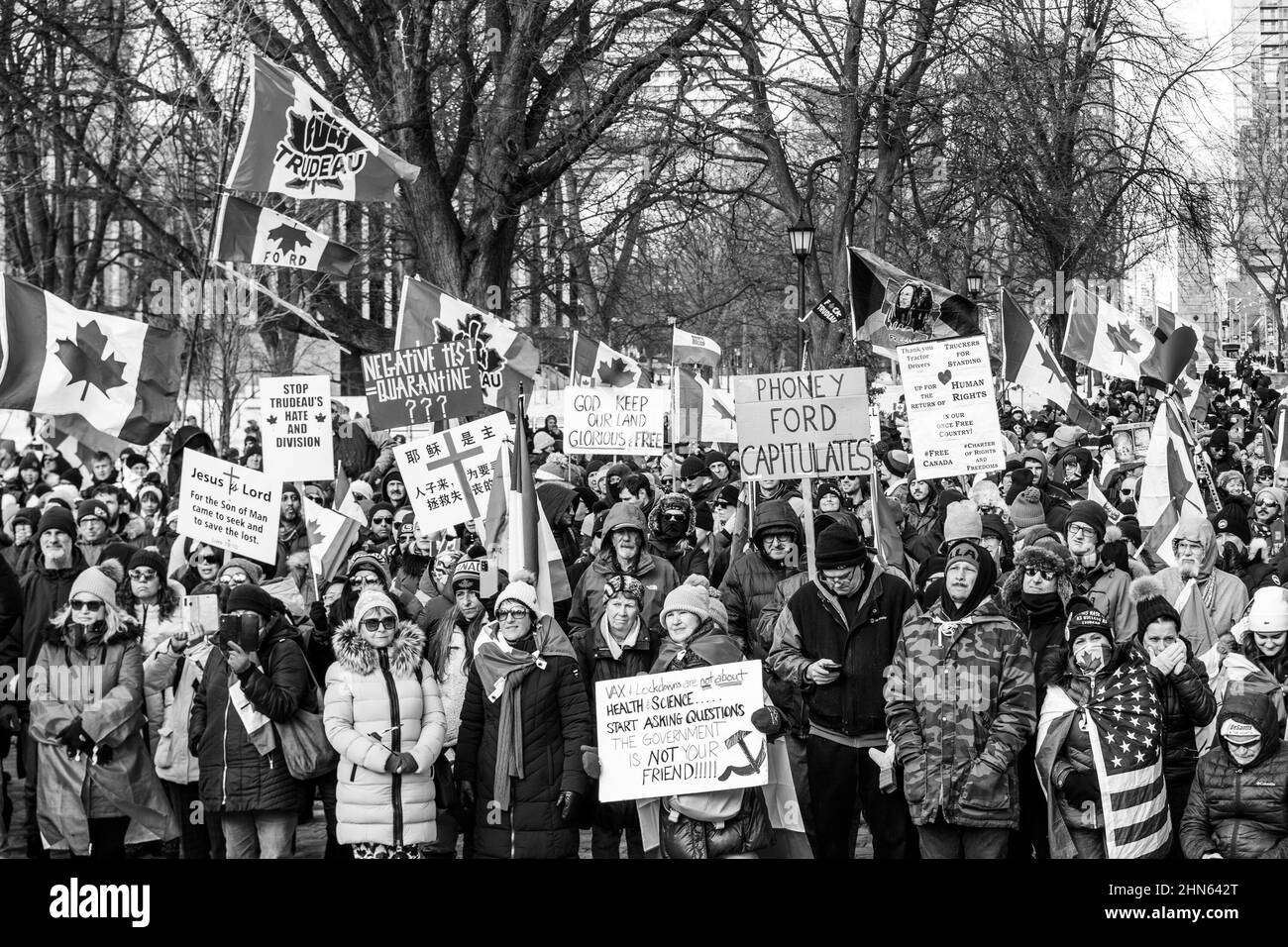 I manifestanti del convoglio Trucker si riuniscono a Queen's Park, Toronto, per il secondo fine settimana consecutivo in solidarietà con manifestazioni anti-mandato. Viene Foto Stock
