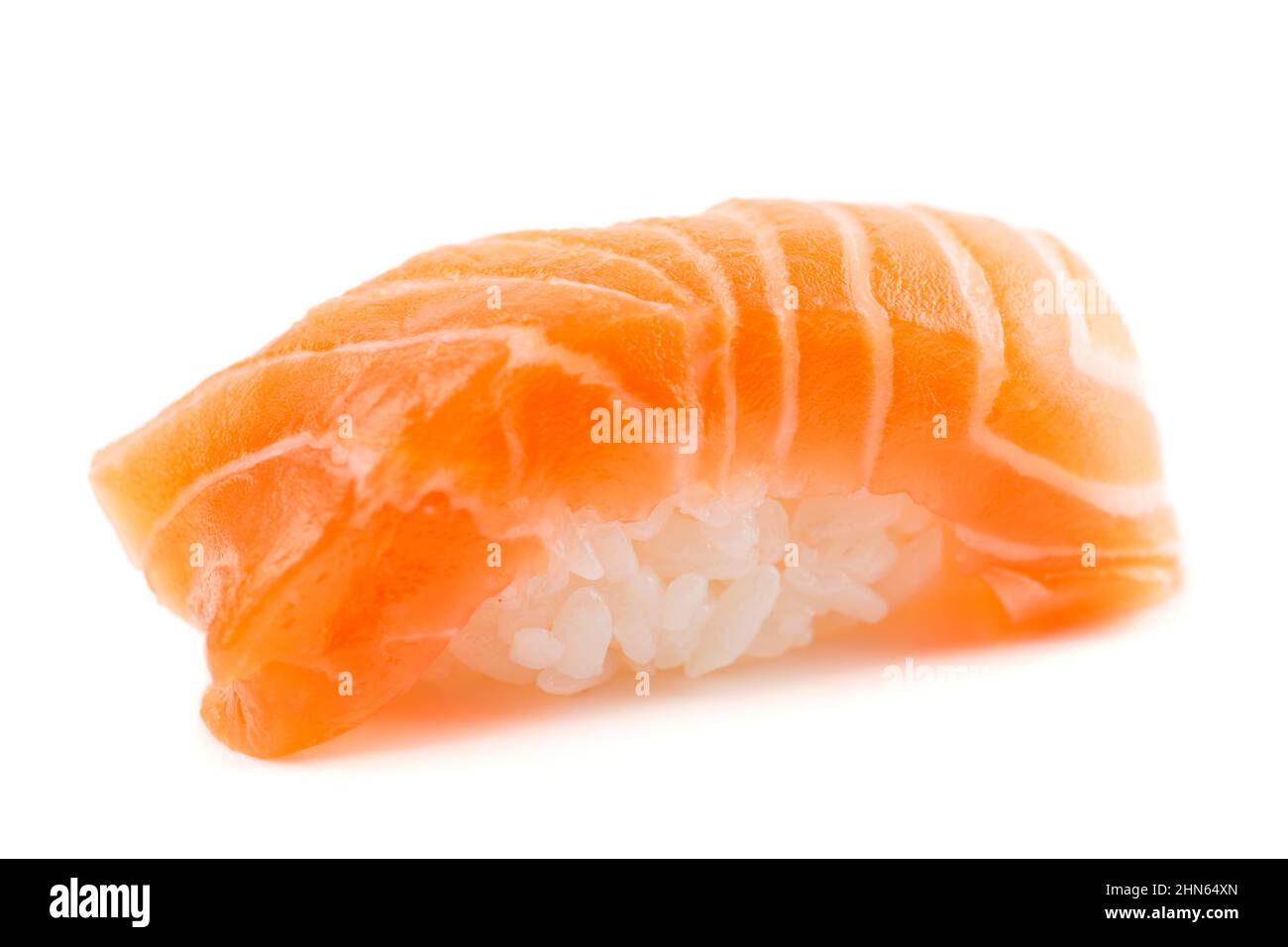 Un sushi di salmone isolato su sfondo bianco Foto Stock