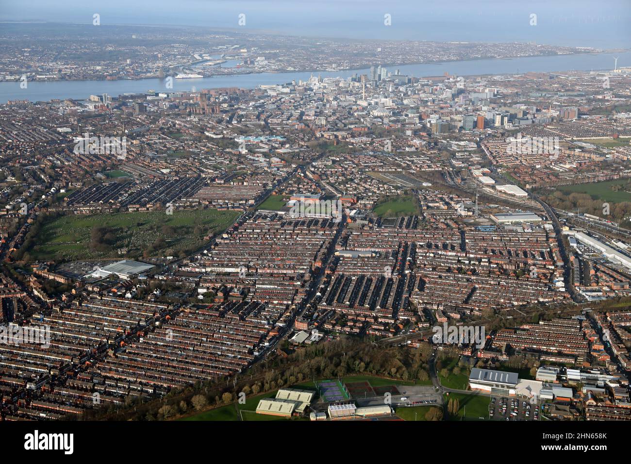 Vista aerea di Toxteth con lo skyline del centro di Liverpool con Mersey & Wirral oltre Foto Stock