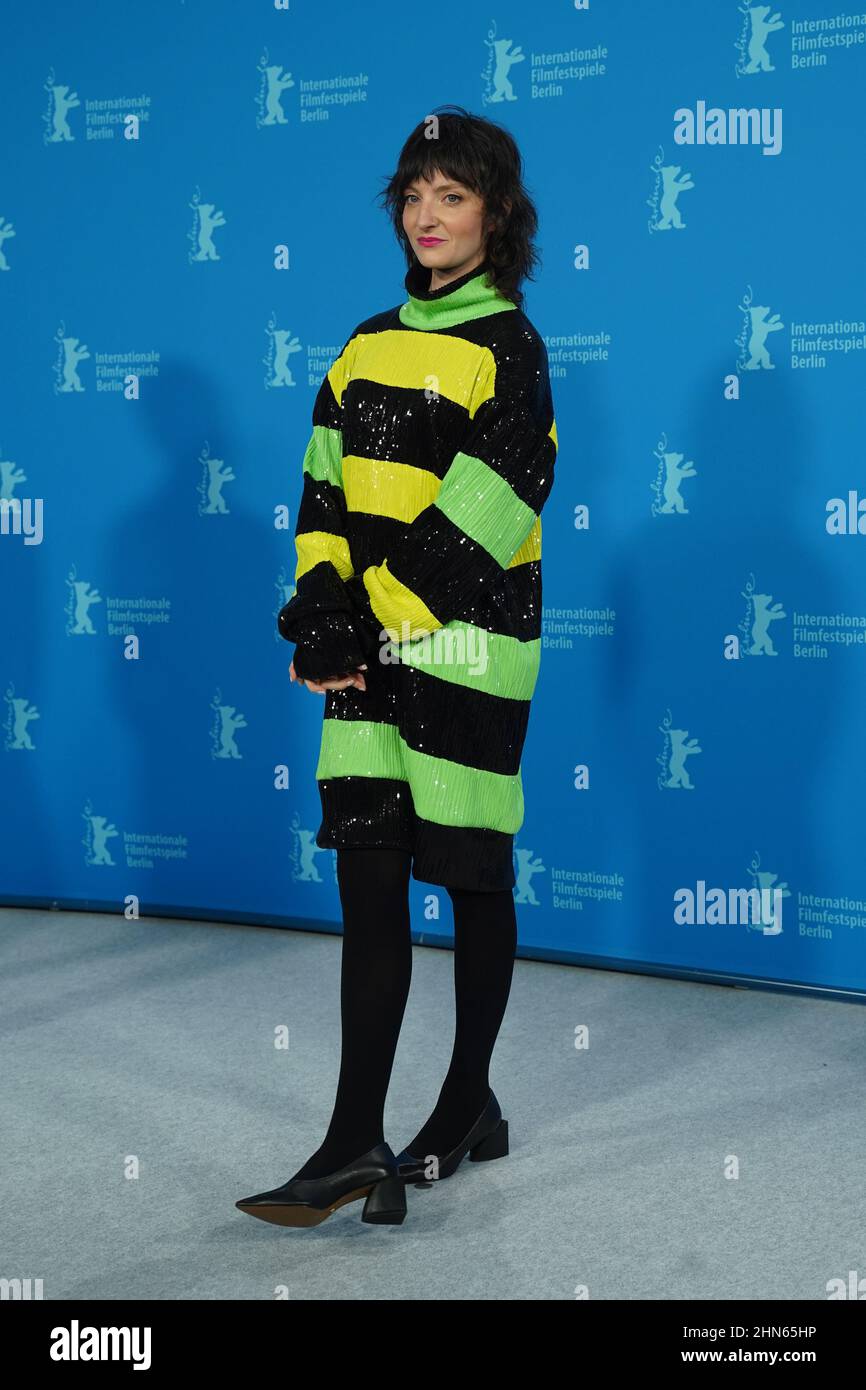 Berlino, Germania. 14th Feb 2022. L'attrice Larissa Corriveau, scattata alla fotocall per il film del concorso berlinale 'un ete comme ca' ('quel tipo di estate'). Dal 10 al 20 febbraio 2022 si terrà a Berlino il Festival Internazionale del Cinema 72nd. Credit: Jörg Carstensen/dpa/Alamy Live News Foto Stock