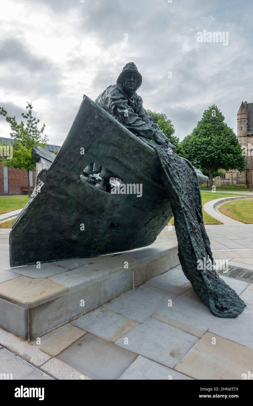 The Lost Trawlermen of Hull Memorial di Trevor Harries, Grimsby, North East Lincolnshire, Regno Unito. Foto Stock