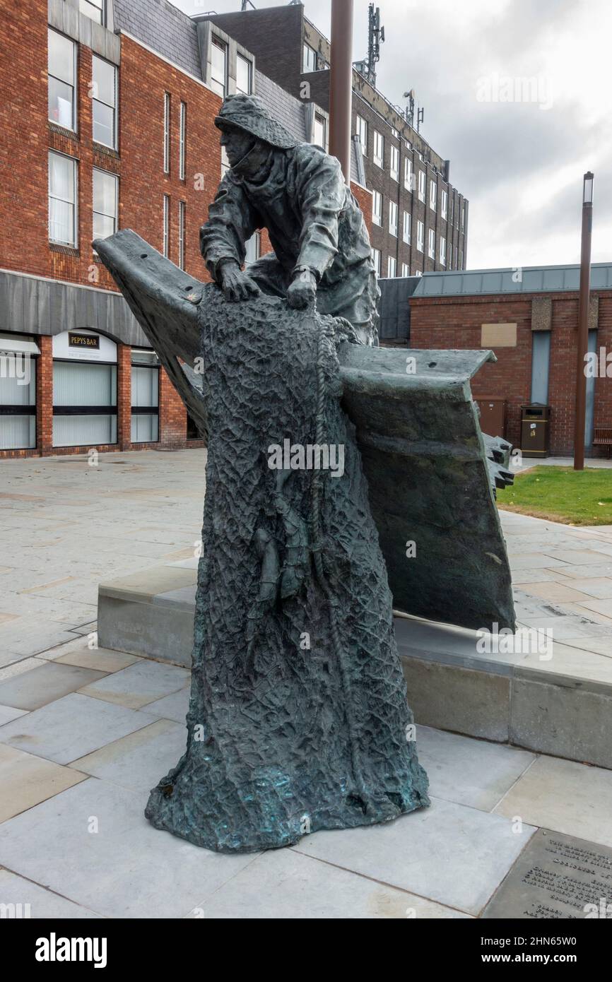 The Lost Trawlermen of Hull Memorial di Trevor Harries, Grimsby, North East Lincolnshire, Regno Unito. Foto Stock