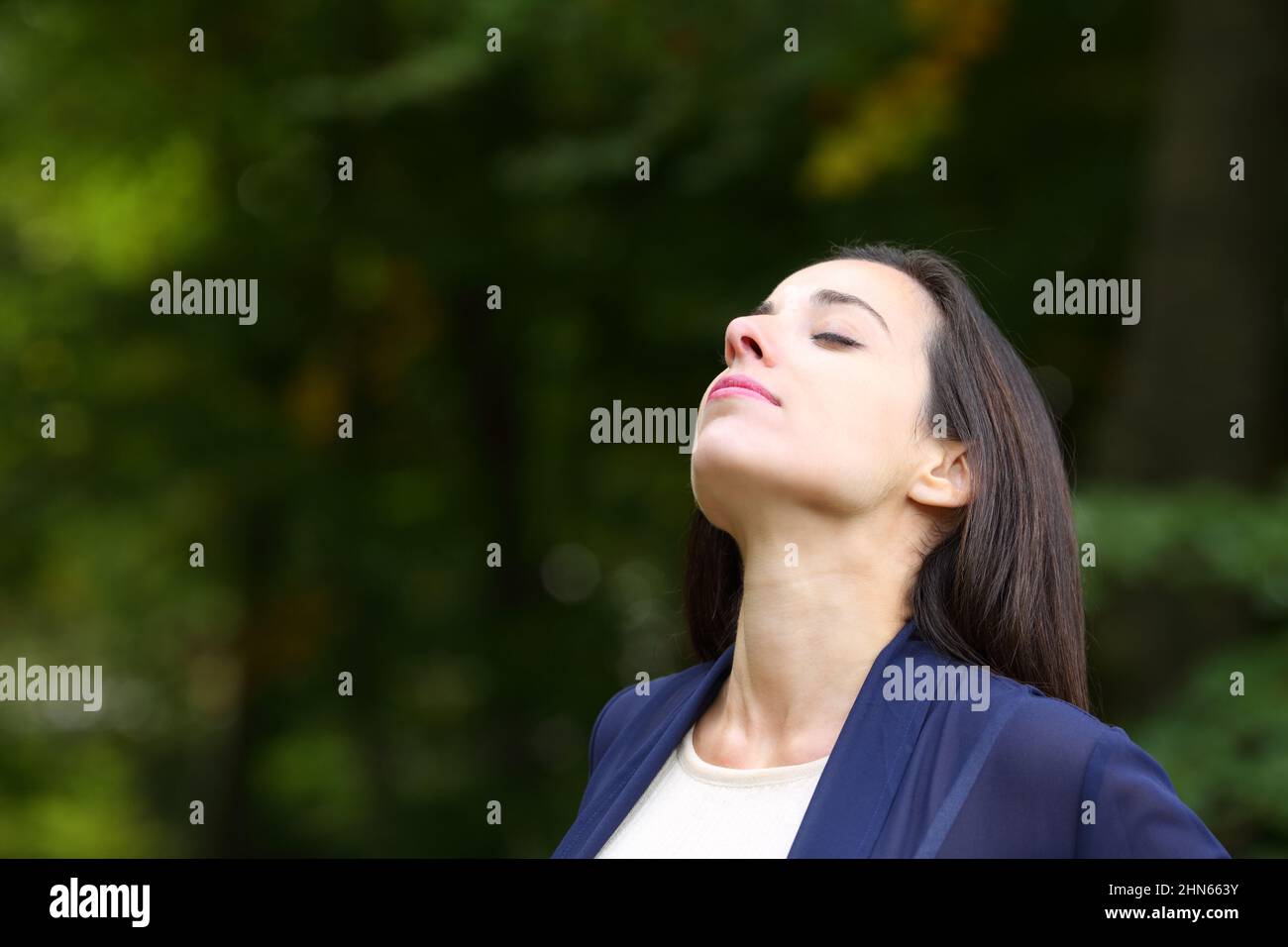 Donna rilassata respirando aria fresca in natura Foto Stock