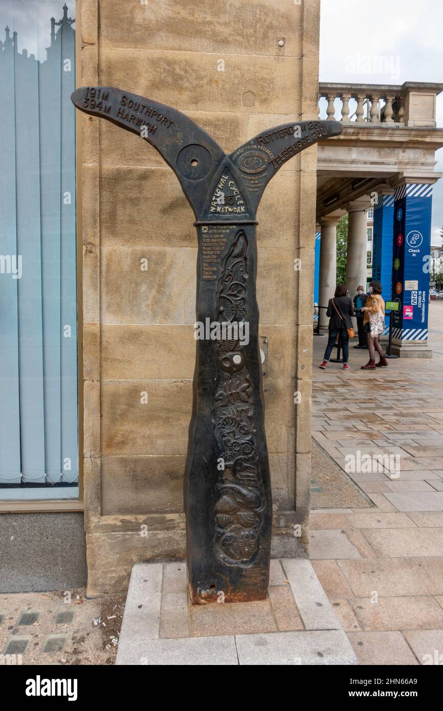 Il marcatore National Cycle Network Mile post (n. 65) a Kingston upon Hull, (Hull), East Riding of Yorkshire, Regno Unito. Foto Stock