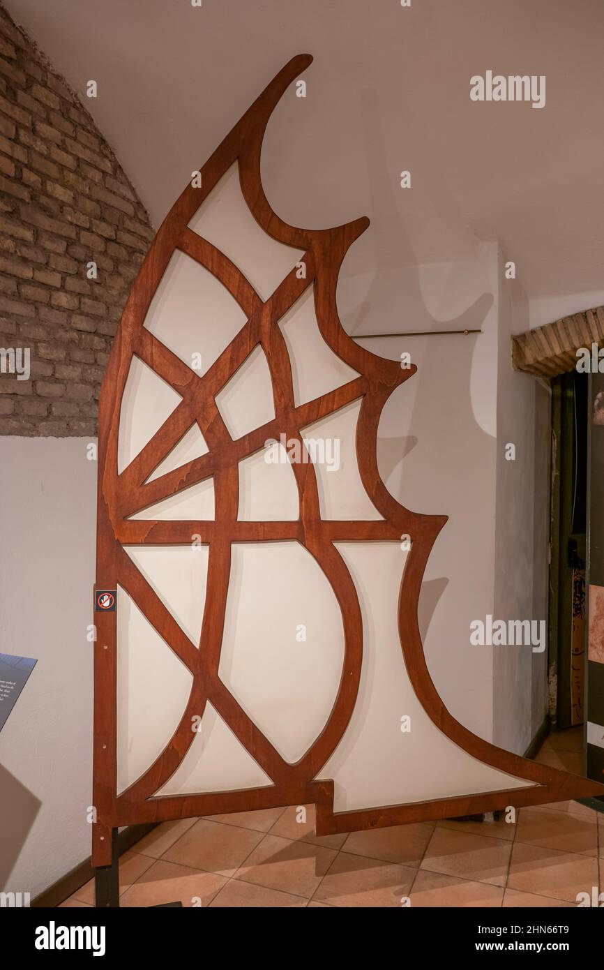 Ala a forma di ali di pipistrello, cornice in legno con telo singolo disteso, Museo Leonardo da Vinci a Roma, Italia. Foto Stock