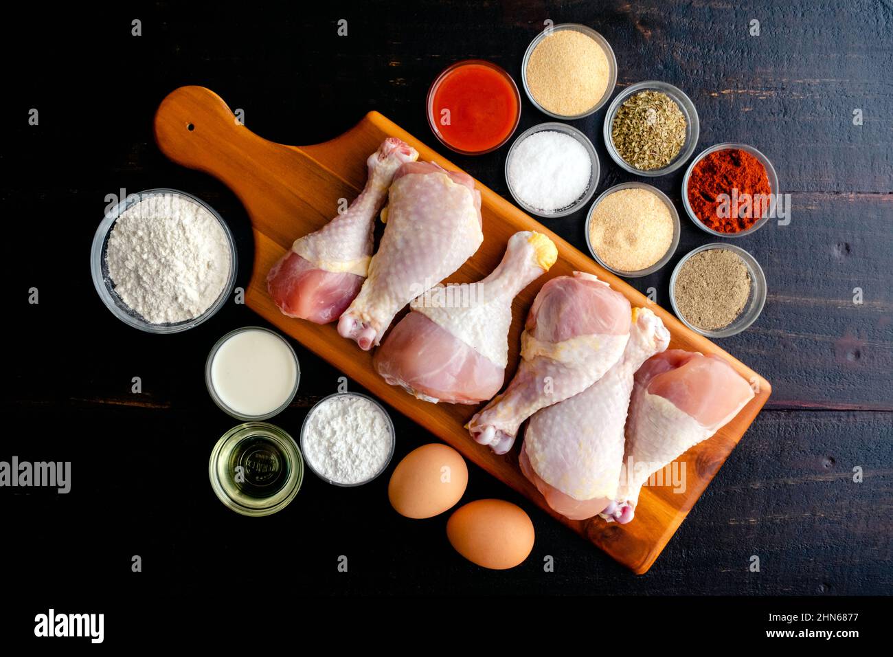 Ingredienti per Air Fryer Southern Fried Chicken Drumstick: Zampe di pollo crude, farina, spezie e altri ingredienti per il pollo fritto meridionale Foto Stock