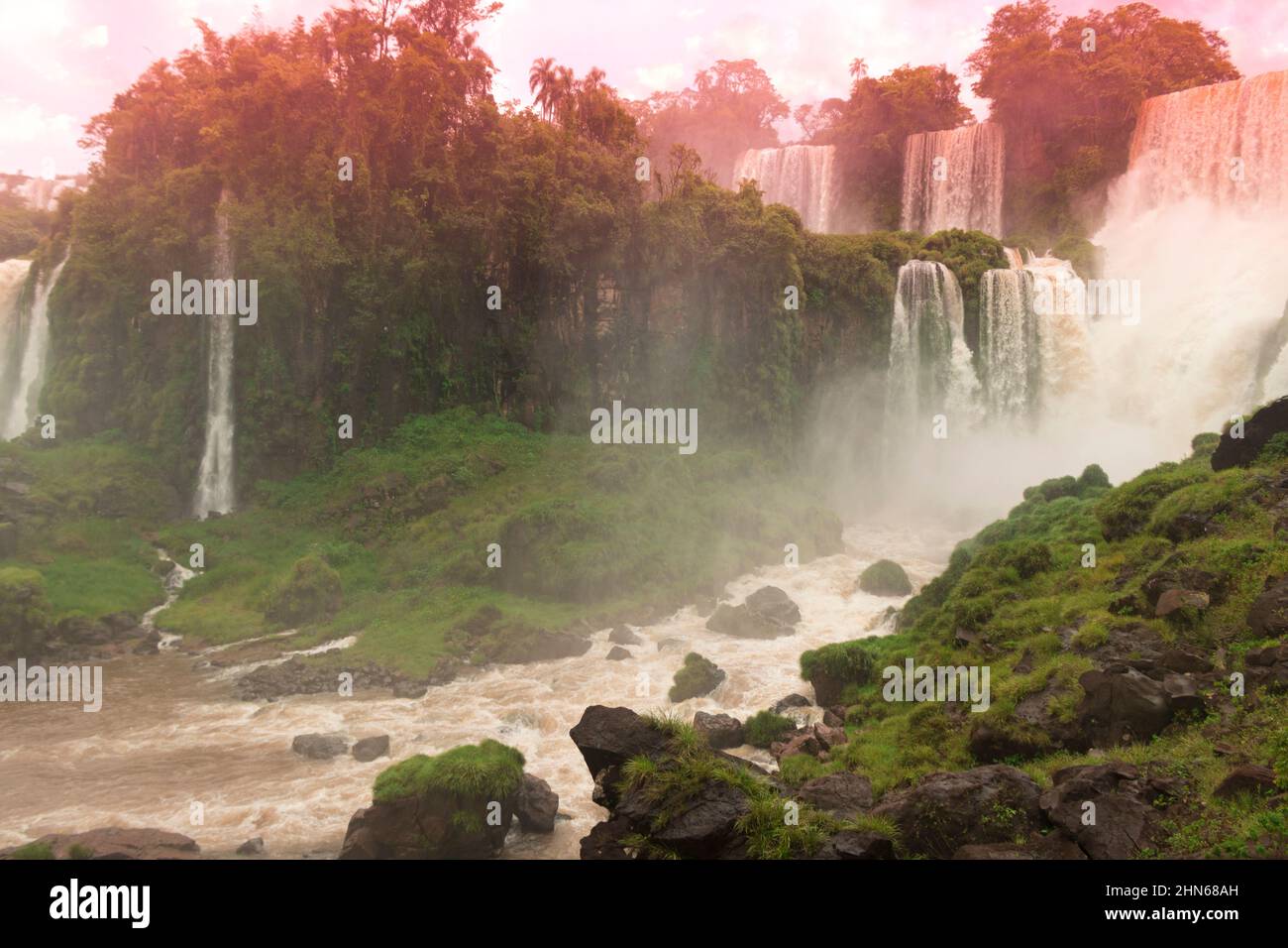 Cascate di Iguazu al confine tra Brasile e Argentina. Una delle grandi meraviglie naturali del mondo, cascate. Immagine del concetto di turismo Foto Stock