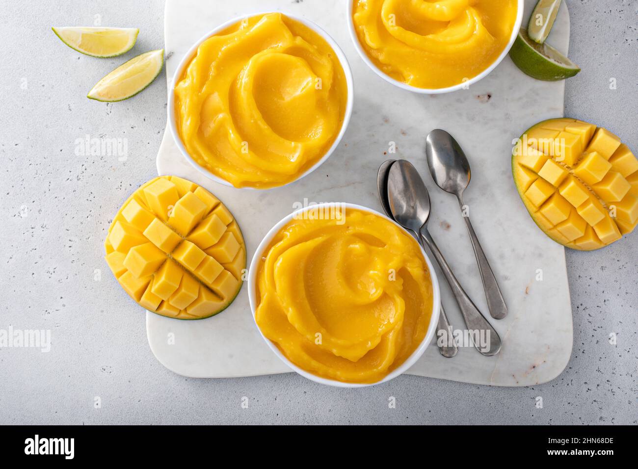Gelato al mango o panna, dessert al mango congelato Foto Stock
