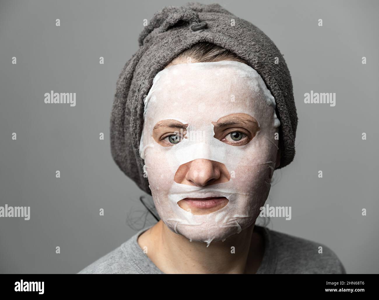 Donna con una maschera ultra-sottile per la pulizia dei pori, secchezza e macchie. Foto Stock