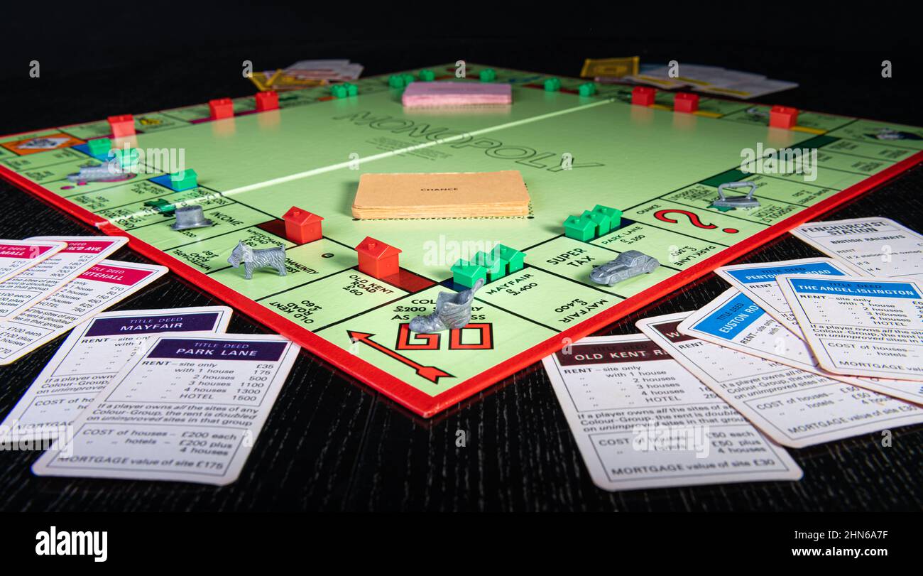 Passare Vai su un tavolo Monopoly durante un gioco Foto Stock Passare Vai su un tavolo Monopoly durante un gioco Foto Stock