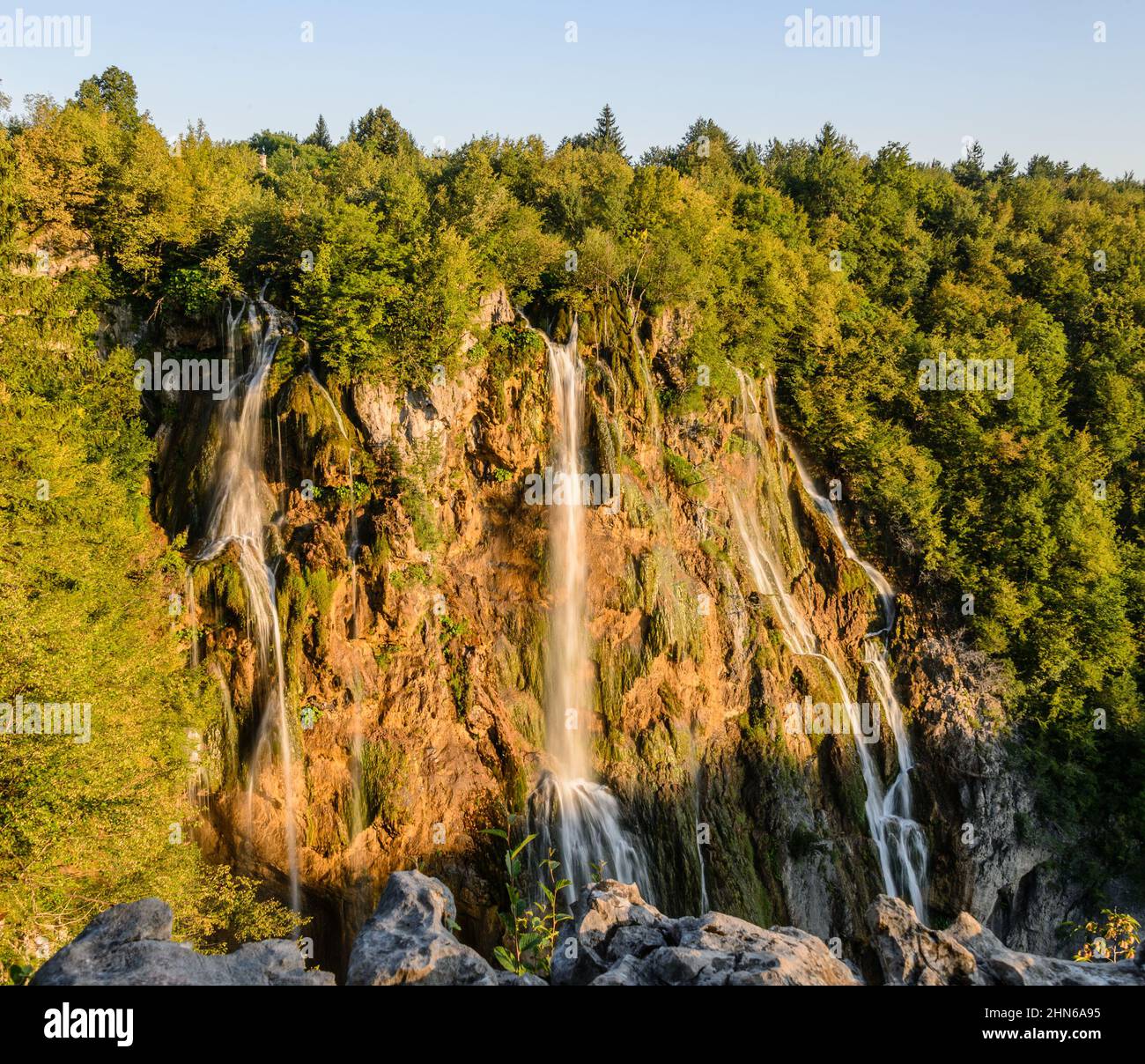 L'attrazione principale dei laghi di Plitvice è una grande cascata, il flusso d'acqua cade da un'altezza di quasi ottanta metri, fotografata nella s. Foto Stock