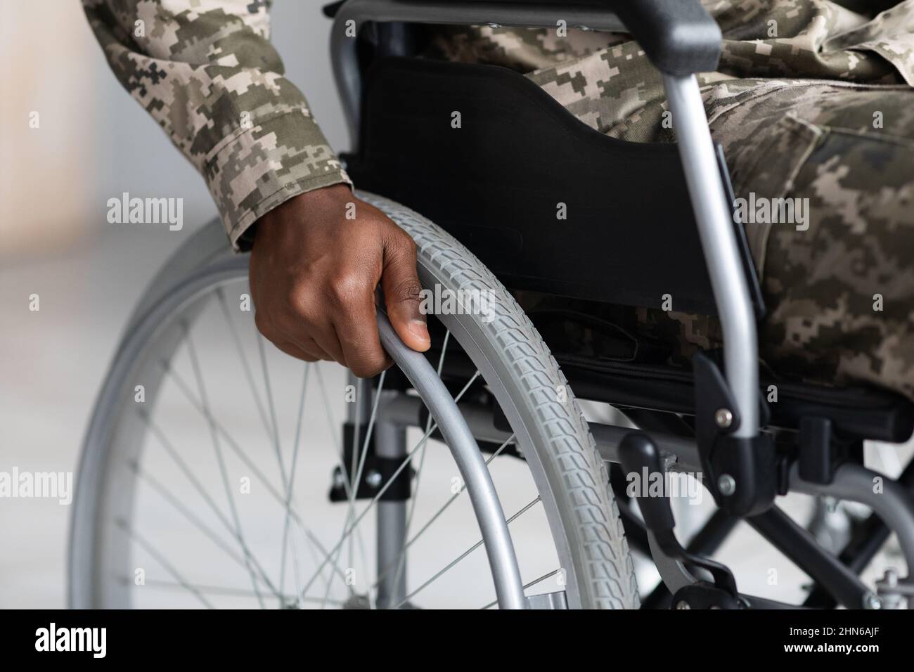 Irriconoscibile soldato afro-americano seduto in sedia a rotelle Foto Stock