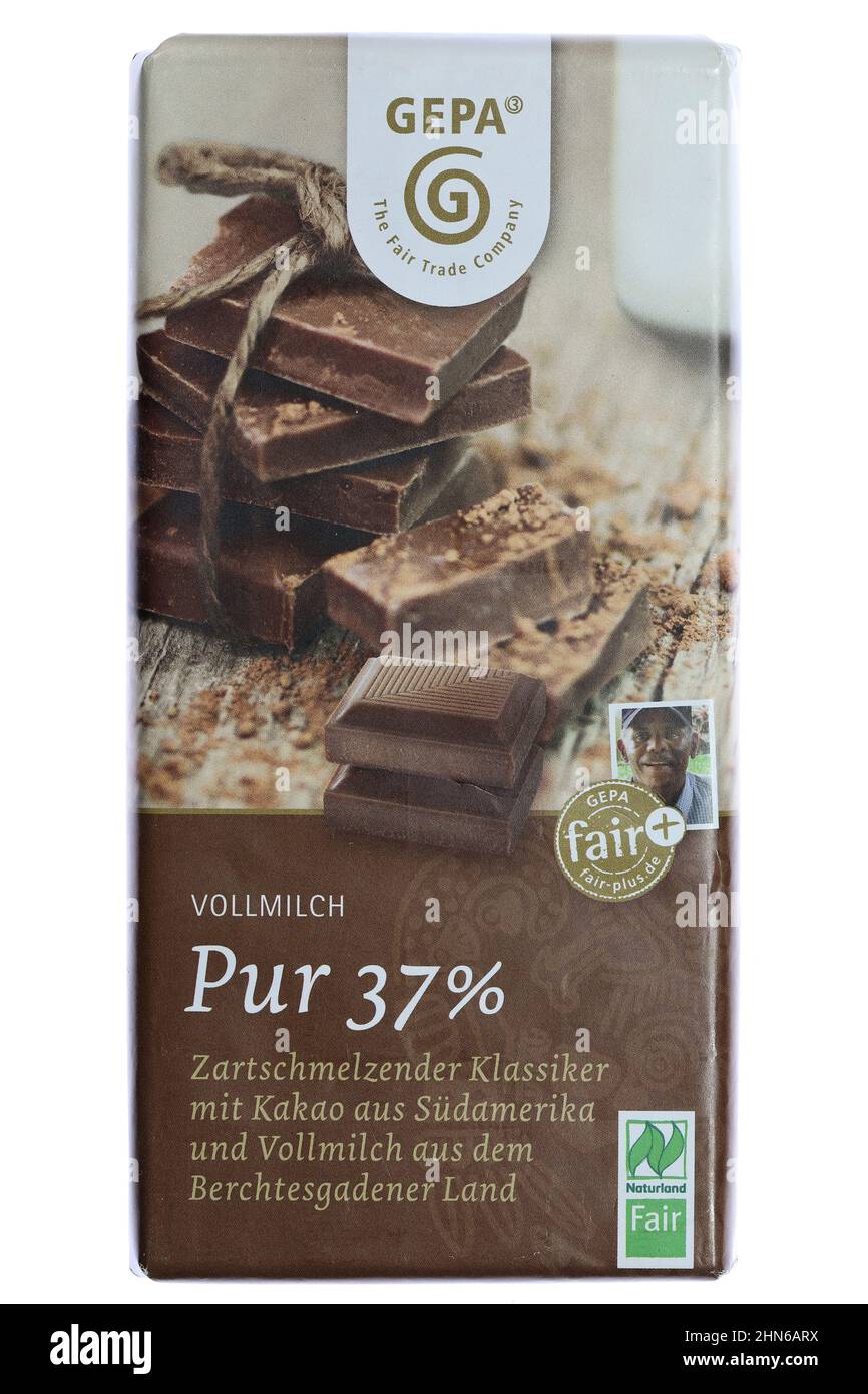 GEPA commercio equo cioccolato al latte intero isolato su sfondo bianco Foto Stock
