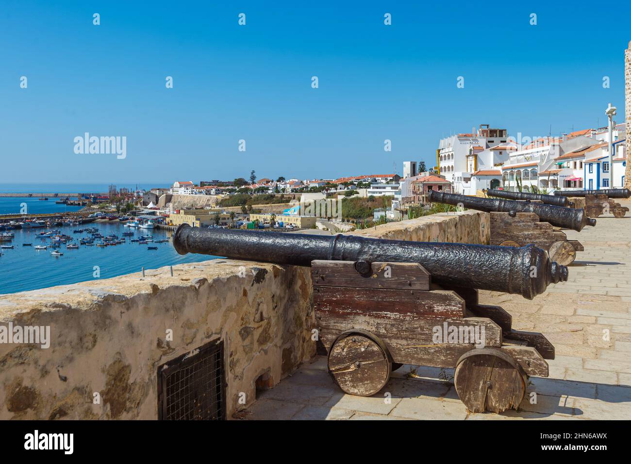 Antichi cannoni su bastione sullo sfondo della costa marina Vidigueira - Portogallo Foto Stock