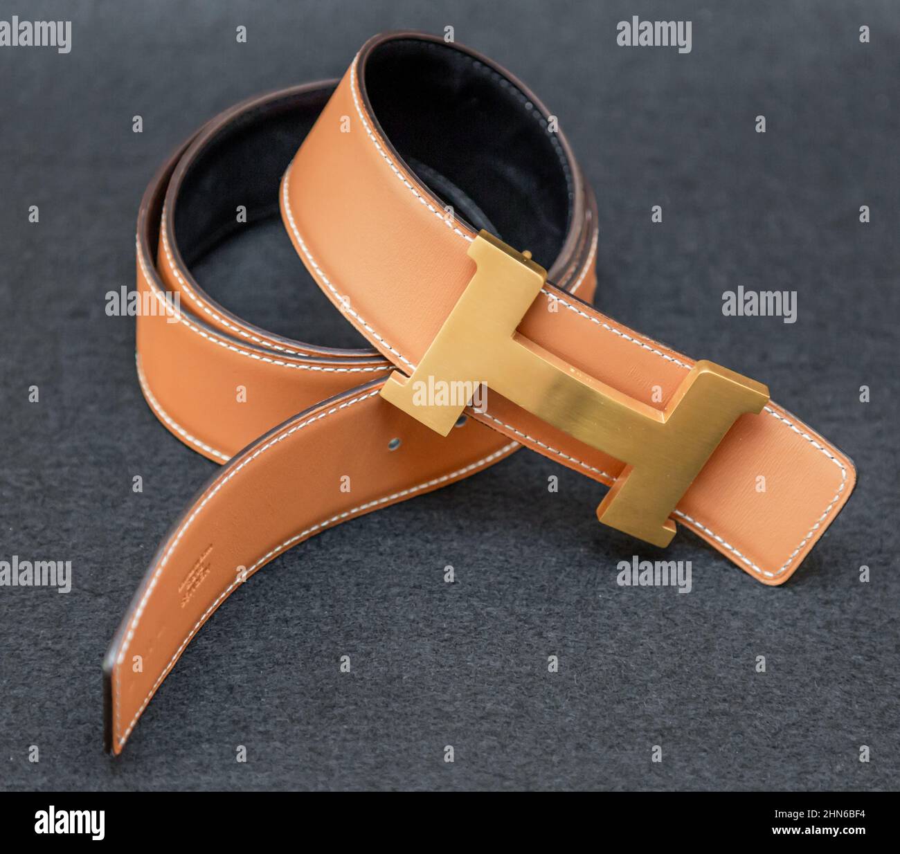 Cintura nera di hermès immagini e fotografie stock ad alta risoluzione -  Alamy