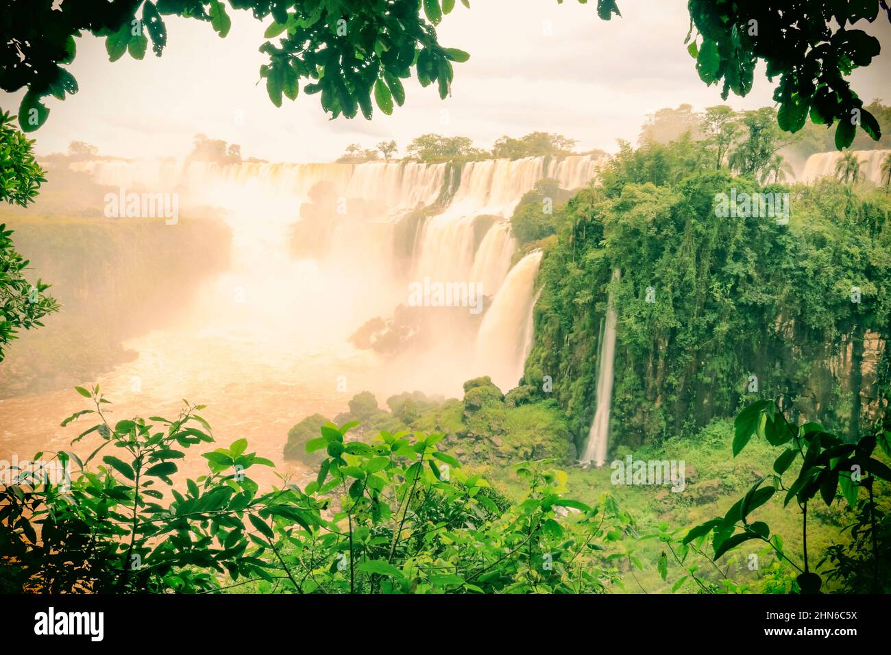 Cascate di Iguazu al confine tra Brasile e Argentina. Una delle grandi meraviglie naturali del mondo, cascate. Immagine del concetto di turismo Foto Stock