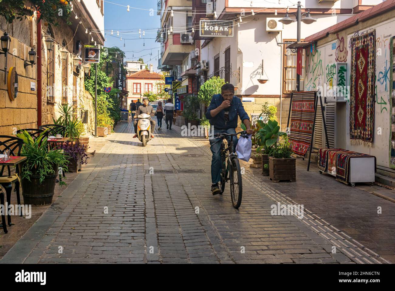 Antalya, Turchia - 15 novembre 2021: Trasporto a due ruote nel centro storico della città Foto Stock