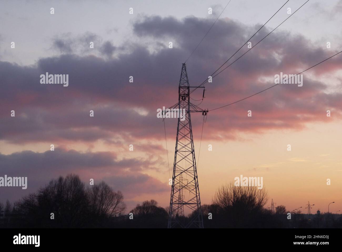 Piloni di linea ad alta tensione al tramonto Foto Stock