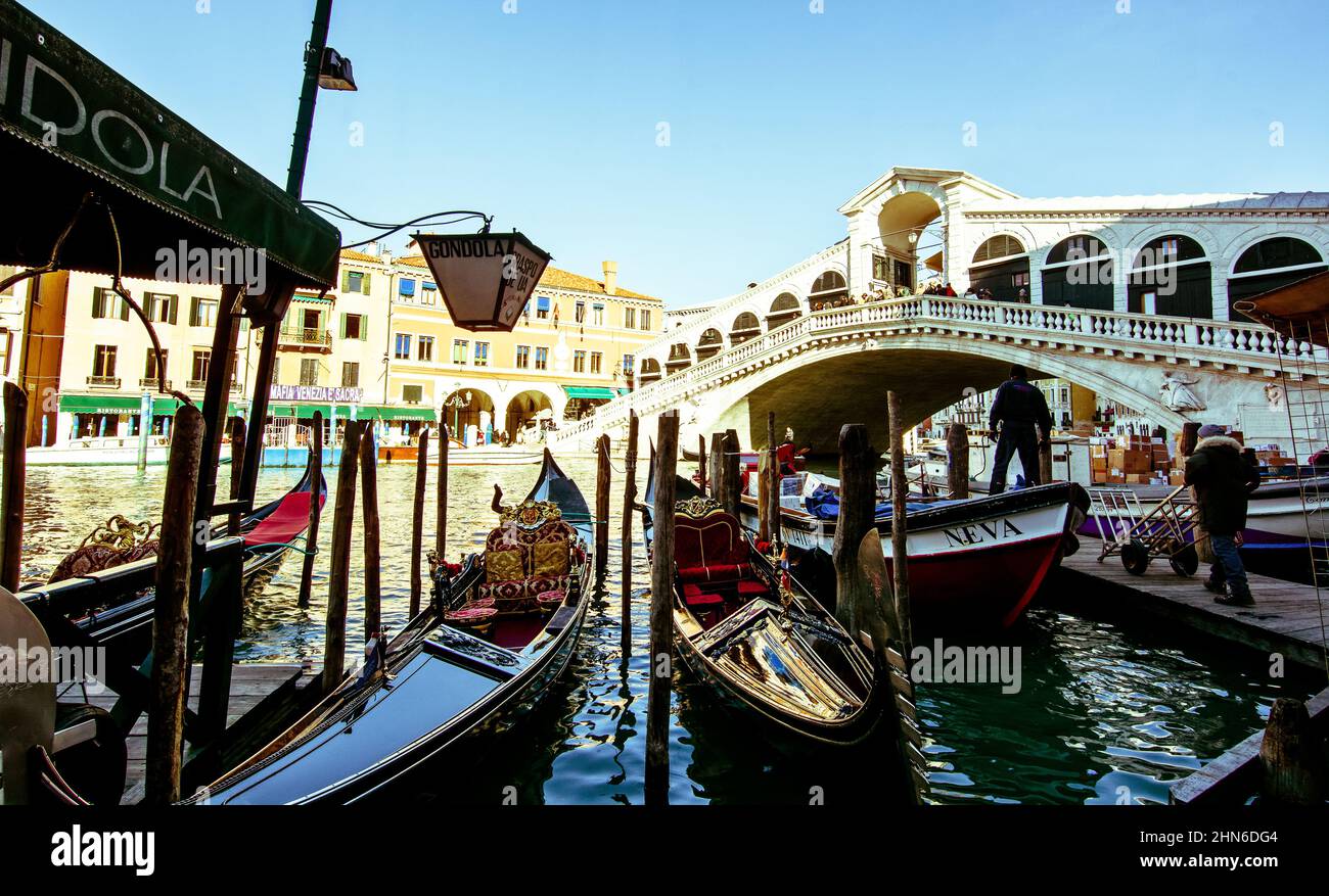 Il quartiere San Polo con il Ponte di Rialto a Venezia Foto Stock