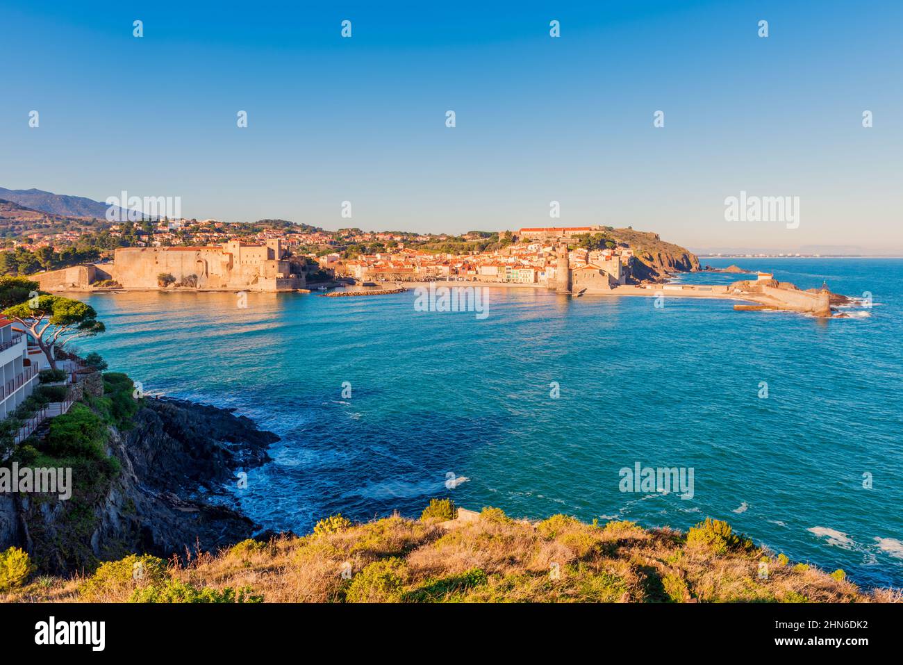 Alto angolo di vista su Collioure, un villaggio costiero nel sud-ovest della Francia, vicino alla città di Perpignan e vicino al confine con la Spagna Foto Stock