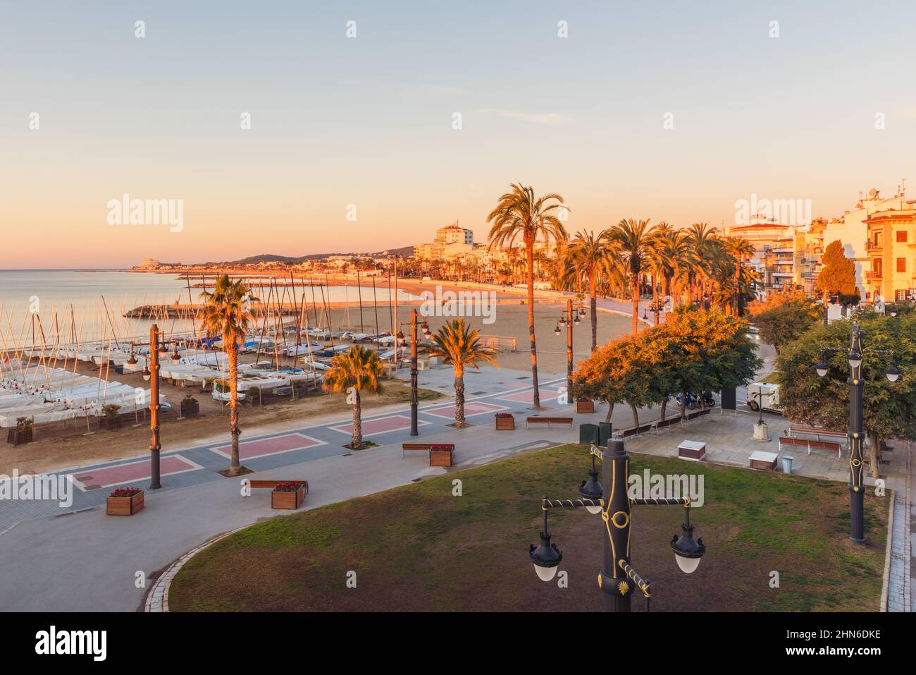 High Angle View su Sitges, provincia di Barcellona, Catalogna, Spagna intorno all'alba Foto Stock