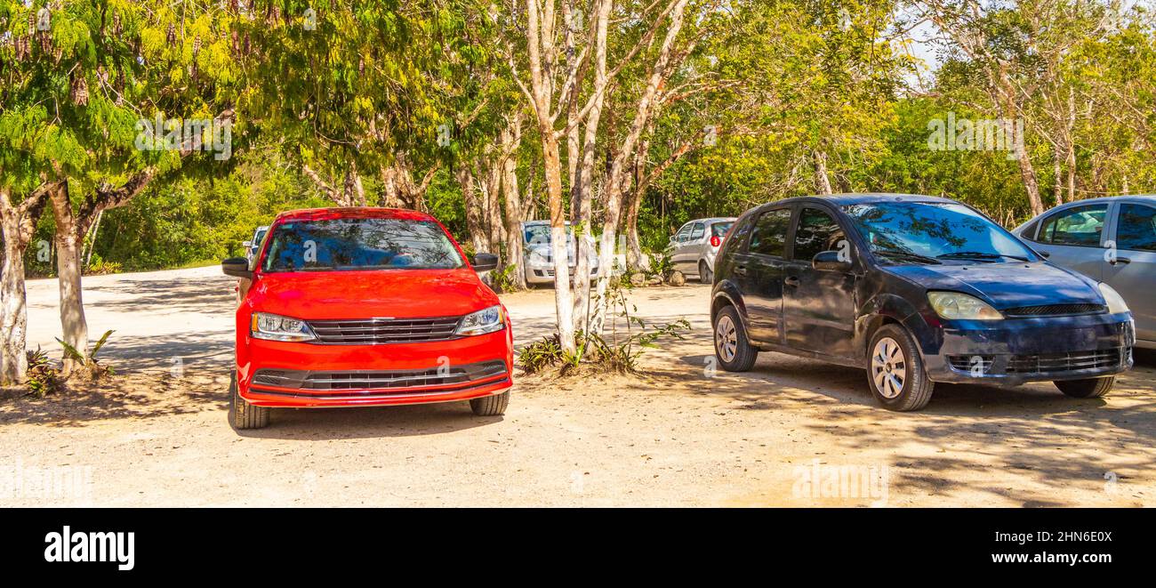 Parcheggio con auto e strada percorso ghiaia nella giungla e natura tropicale a Kaan Luum laguna Tulum Quintana Roo Messico. Foto Stock