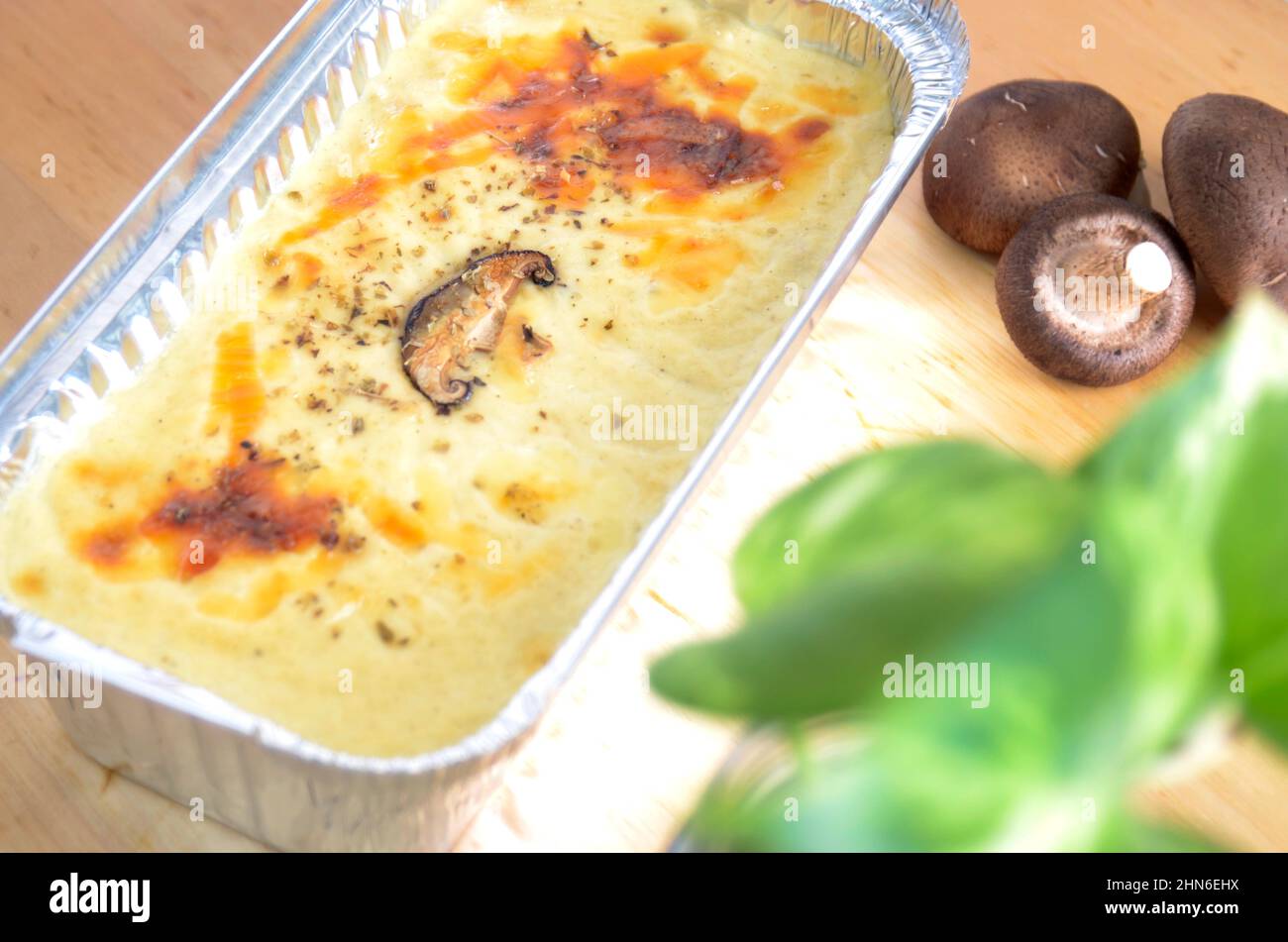 Funghi di pollo macaroni dulicous. Ancora caldo, dal forno Foto Stock