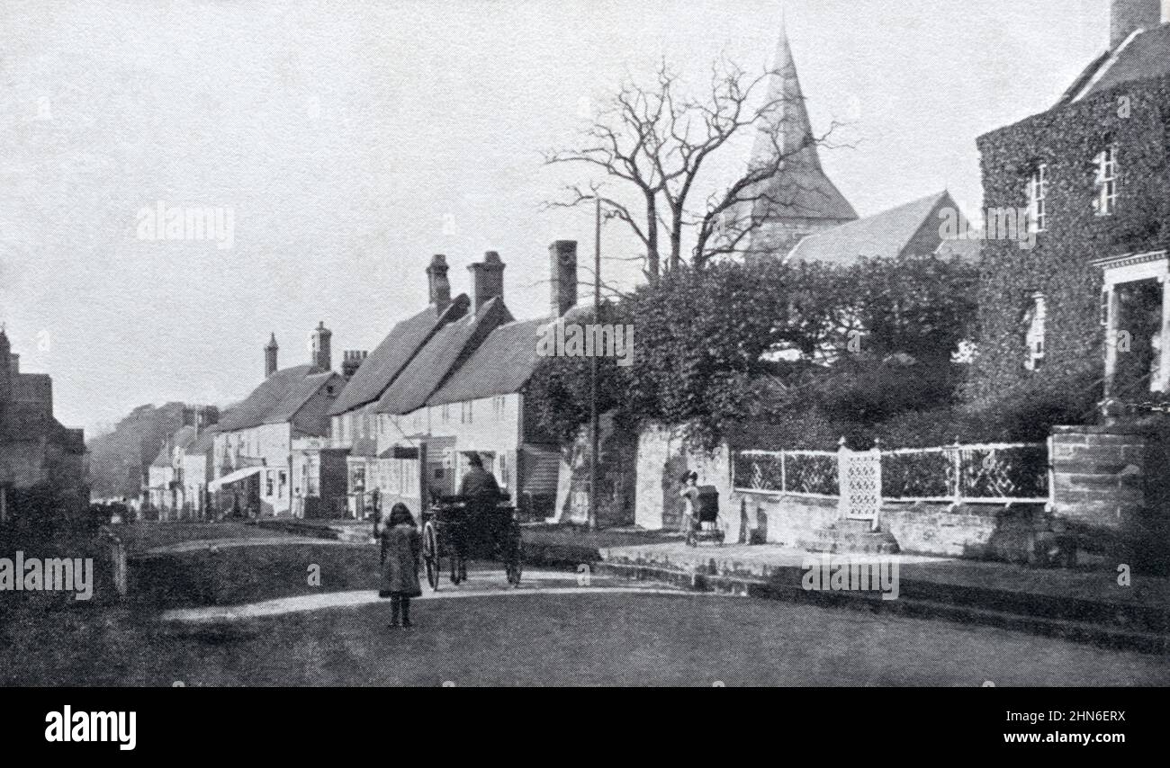 Una vista storica che guarda ad ovest della High Street e della St Dunstan's Church a Mayfield, Sussex, Inghilterra, Regno Unito. Tratto da una cartolina c.. 1911. Foto Stock