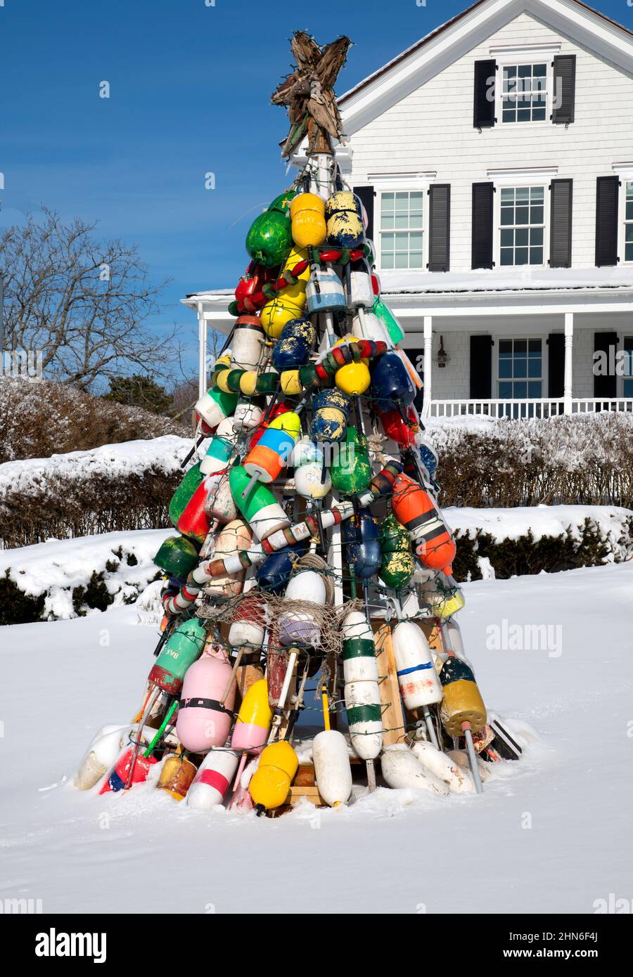 Un albero di Natale fatto di boe di aragosta a Chatham, Massachusetts, USA Foto Stock