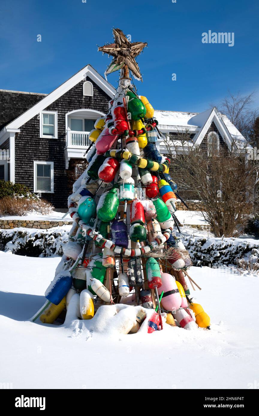 Un albero di Natale fatto di boe di aragosta a Chatham, Massachusetts, USA Foto Stock