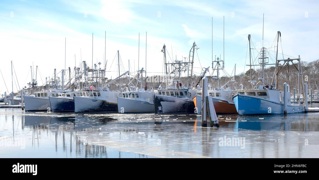 Una fila di barche da pesca commerciali in un giorno d'inverno, nel porto di Saquatucket, Harwich, Massachusetts, USA Foto Stock