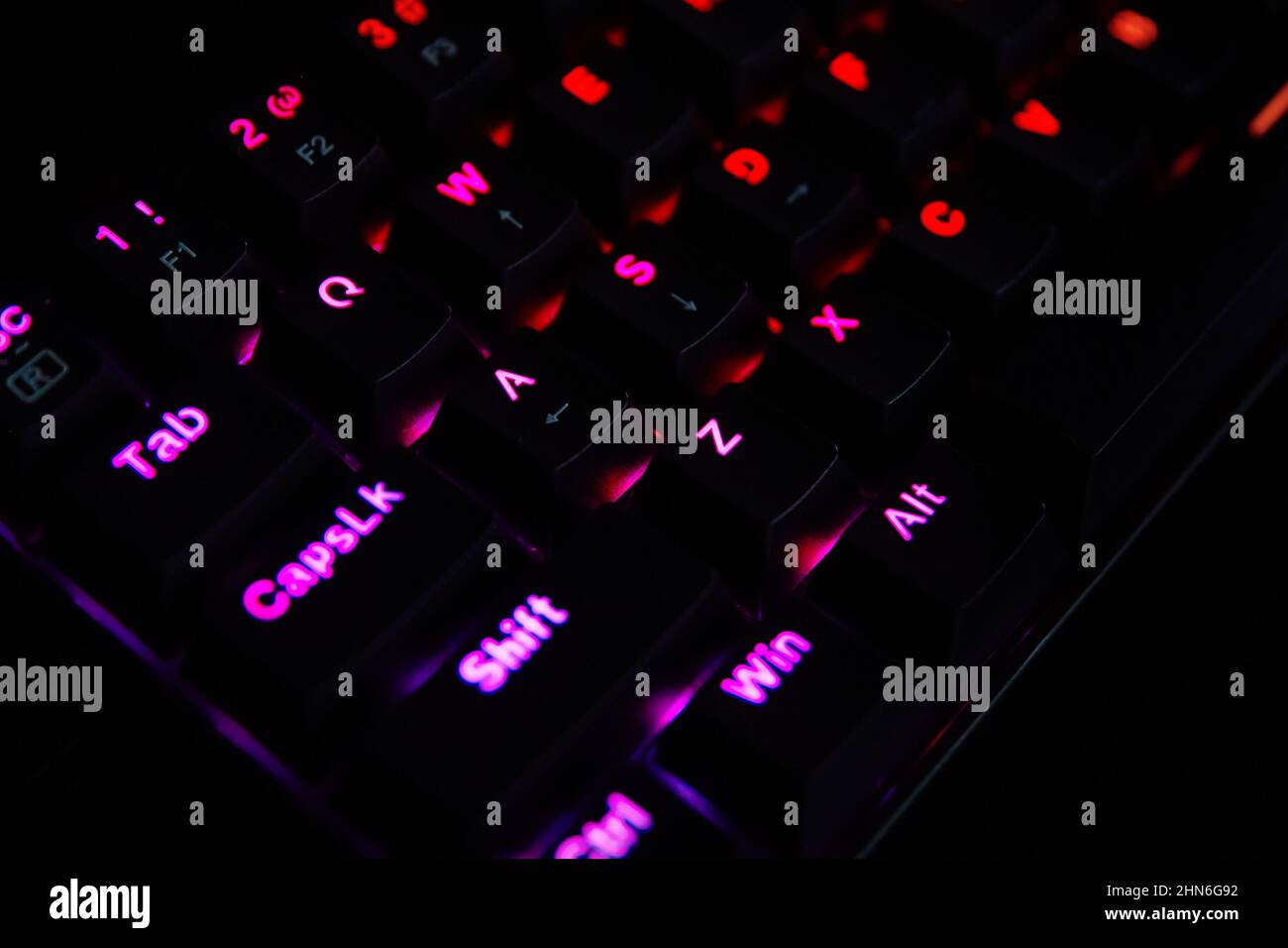 Tastiera per giochi, primo piano. Tastiera RGB meccanica per giochi da computer su backgound scuro Foto Stock