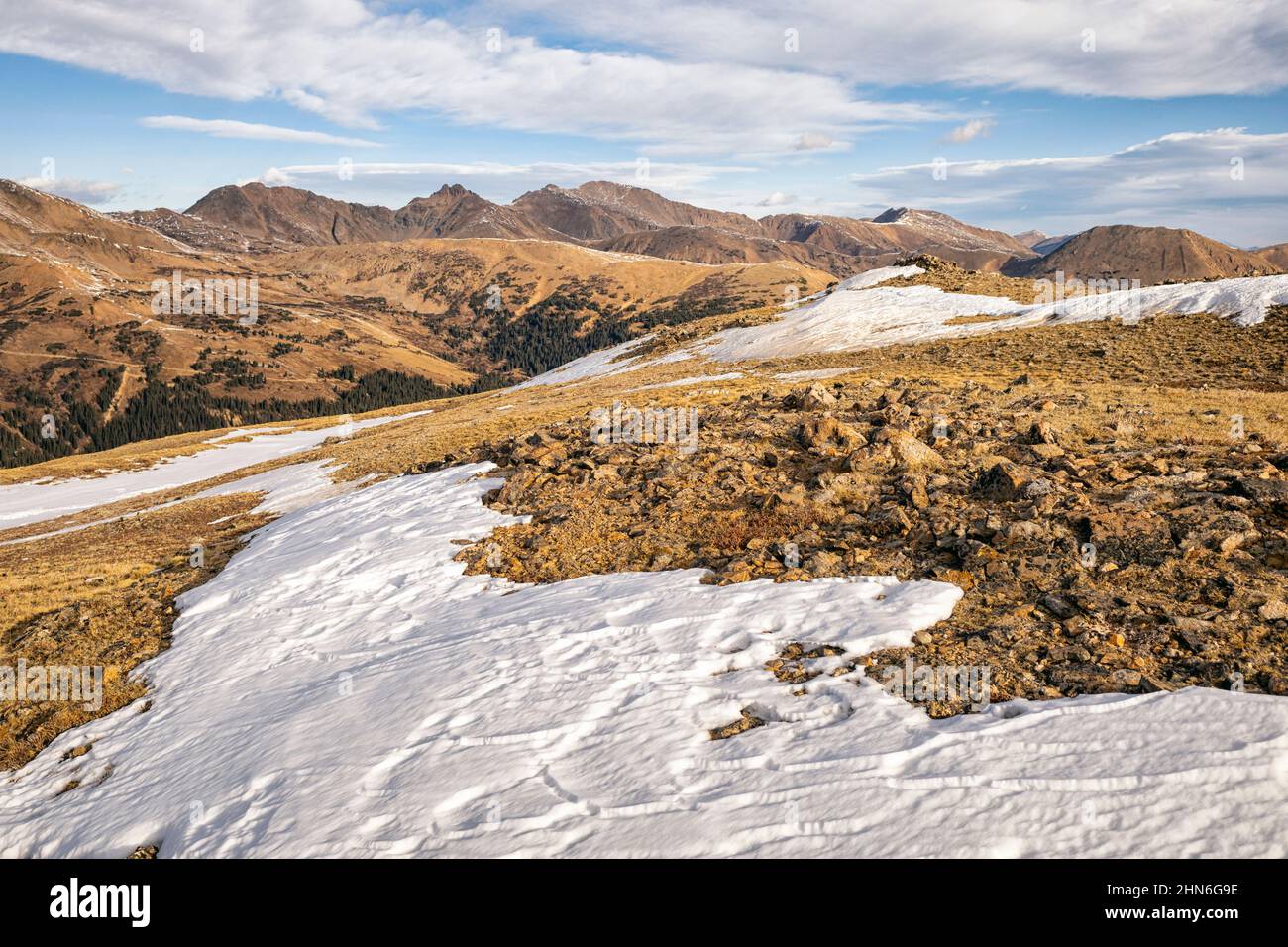 Campi di neve in un paesaggio alpino di montagna vicino Loveland Pass Foto Stock