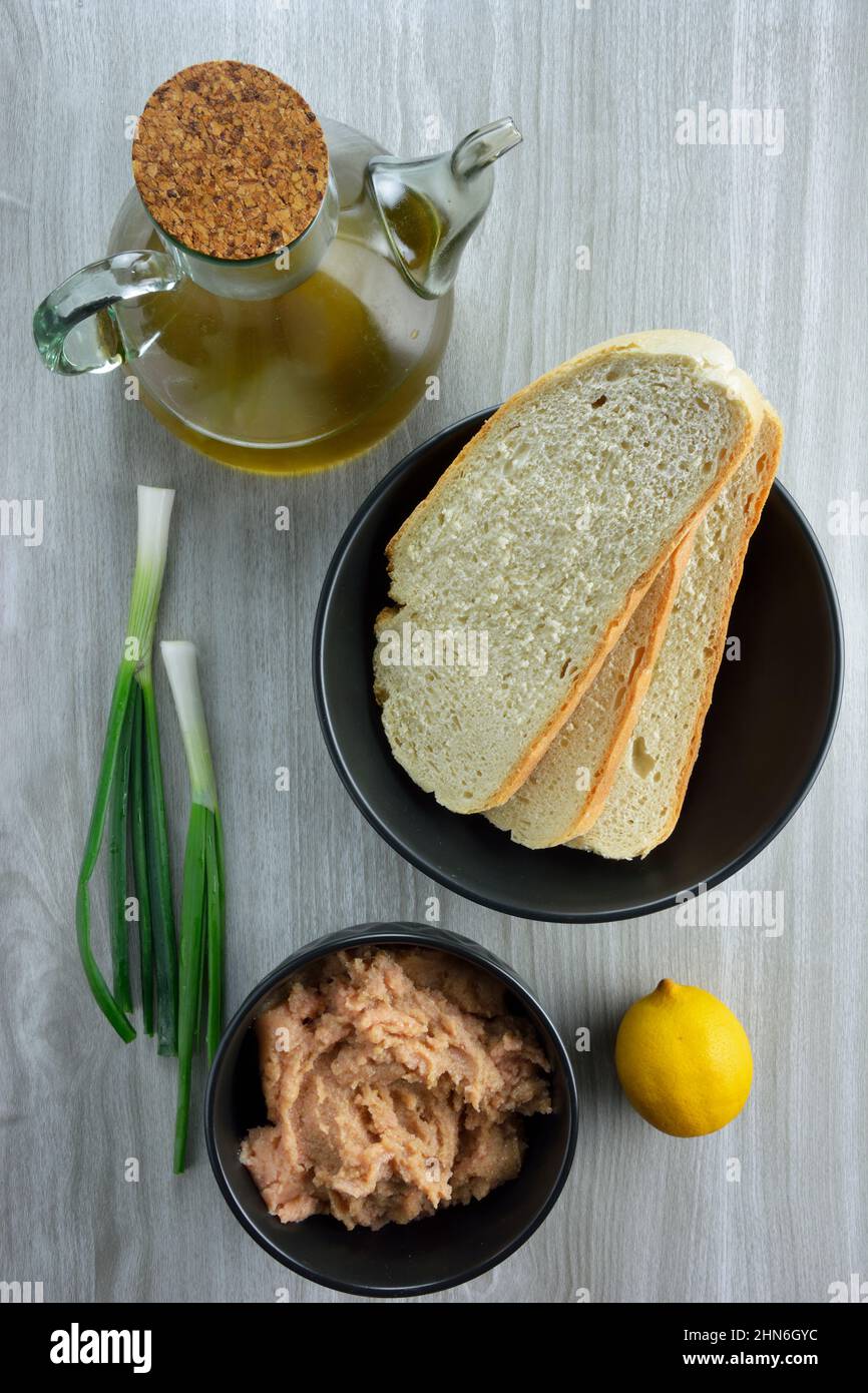 Ingredienti per fare la salsa greca di uova di pesce, noto come taramosalata Foto Stock