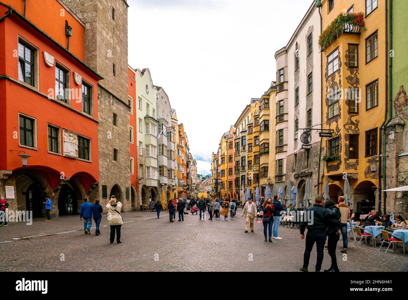 Bella architettura europea. Turisti. Il percorso è fiancheggiato da pietra. Strada accogliente in europa. Viaggi. Innsbruck, austria - 8 ottobre 2019 Foto Stock