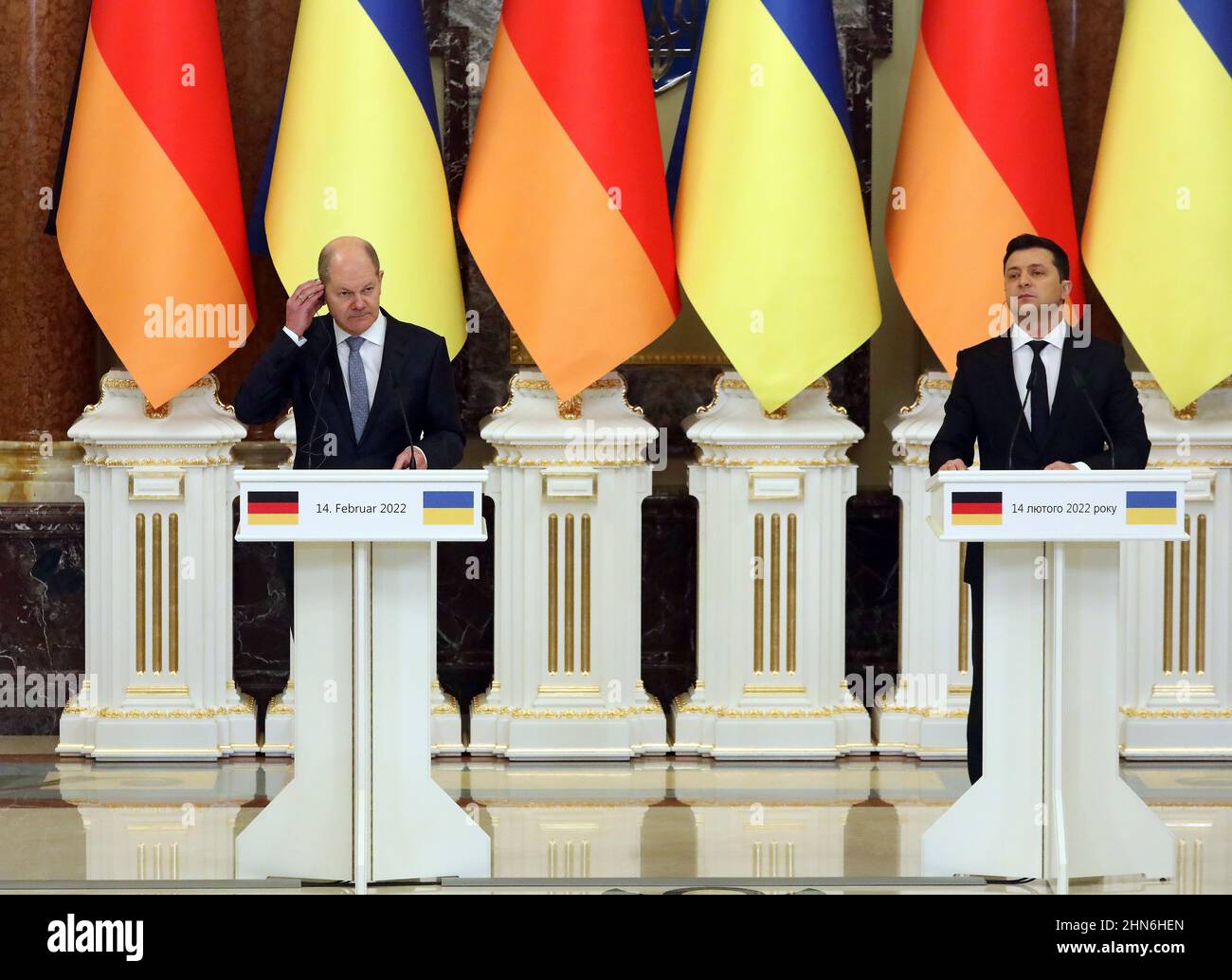 KIEV, UCRAINA - 14 FEBBRAIO 2022 - Cancelliere federale della Repubblica federale di Germania OLAF Scholz e Presidente dell'Ucraina Volodymyr Zelenskyy (L Foto Stock