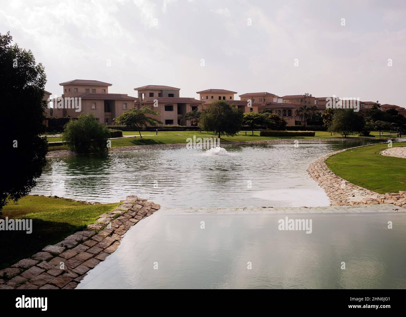 Ville a Madinaty composto con vista lago, soggiorno di lusso Foto Stock