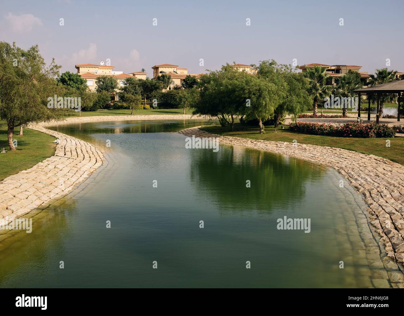 Bella vita di lusso in Egitto, ville Madinaty e lago Foto Stock