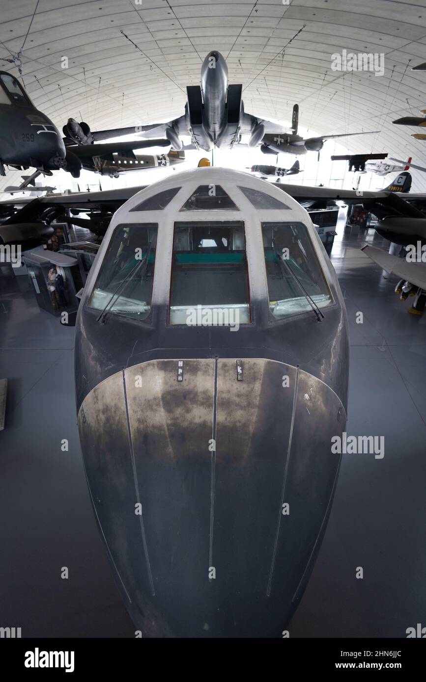 B52 bomber e altri aerei americani di guerra delle forze aeree nel hangar americano, IWM Duxford Imperial War Museum, Duxford Cambridgeshire Regno Unito Foto Stock